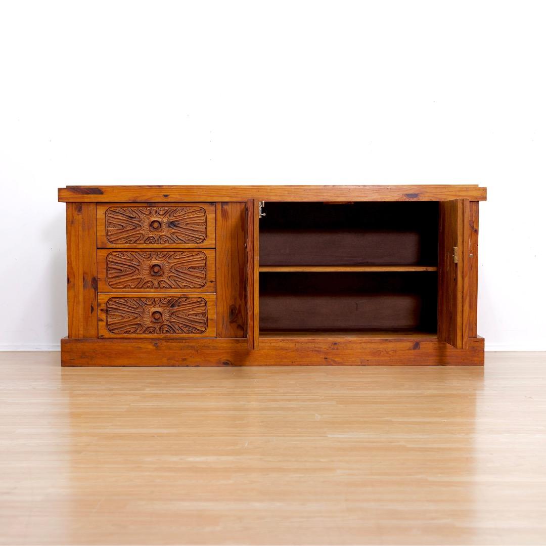 Brutalisme Crédence africaine brutaliste des années 1970 sculptée à la main par Aquarius Enterprises en vente