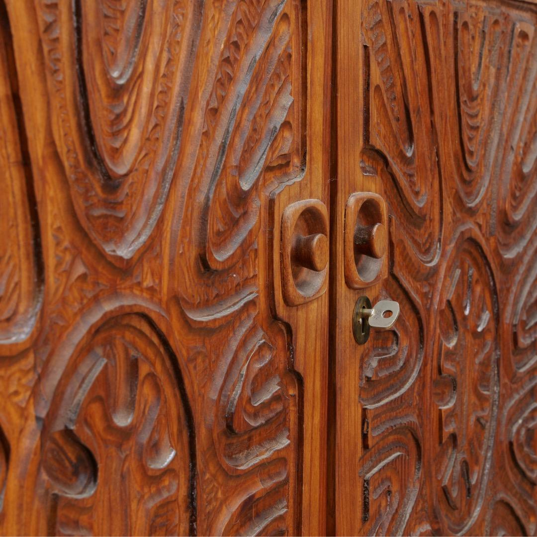 Crédence africaine brutaliste des années 1970 sculptée à la main par Aquarius Enterprises Bon état - En vente à Los Angeles, CA