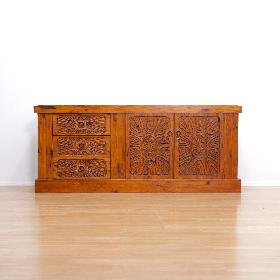 Bois Crédence africaine brutaliste des années 1970 sculptée à la main par Aquarius Enterprises en vente