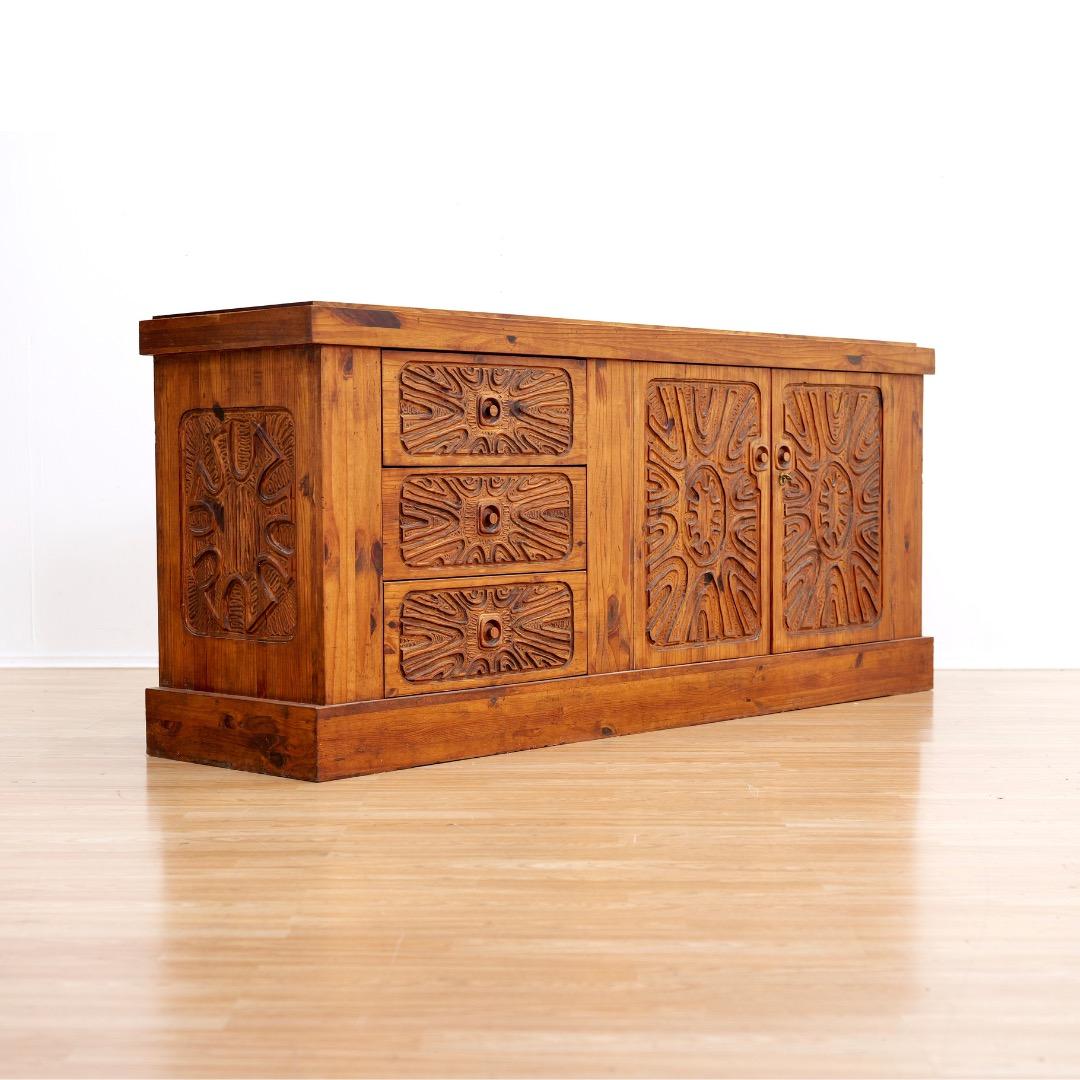 Crédence africaine brutaliste des années 1970 sculptée à la main par Aquarius Enterprises en vente 1