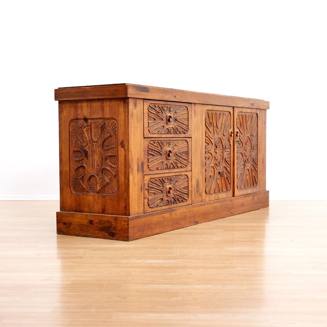 Crédence africaine brutaliste des années 1970 sculptée à la main par Aquarius Enterprises en vente 2