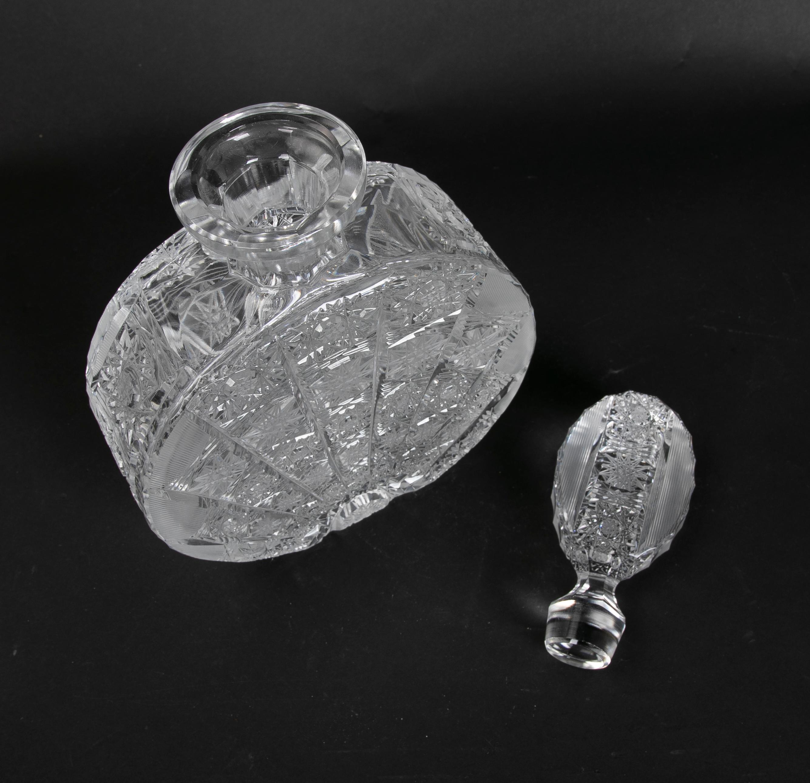 Botella de cristal de Bohemia tallada a mano de los años 70 en venta 5