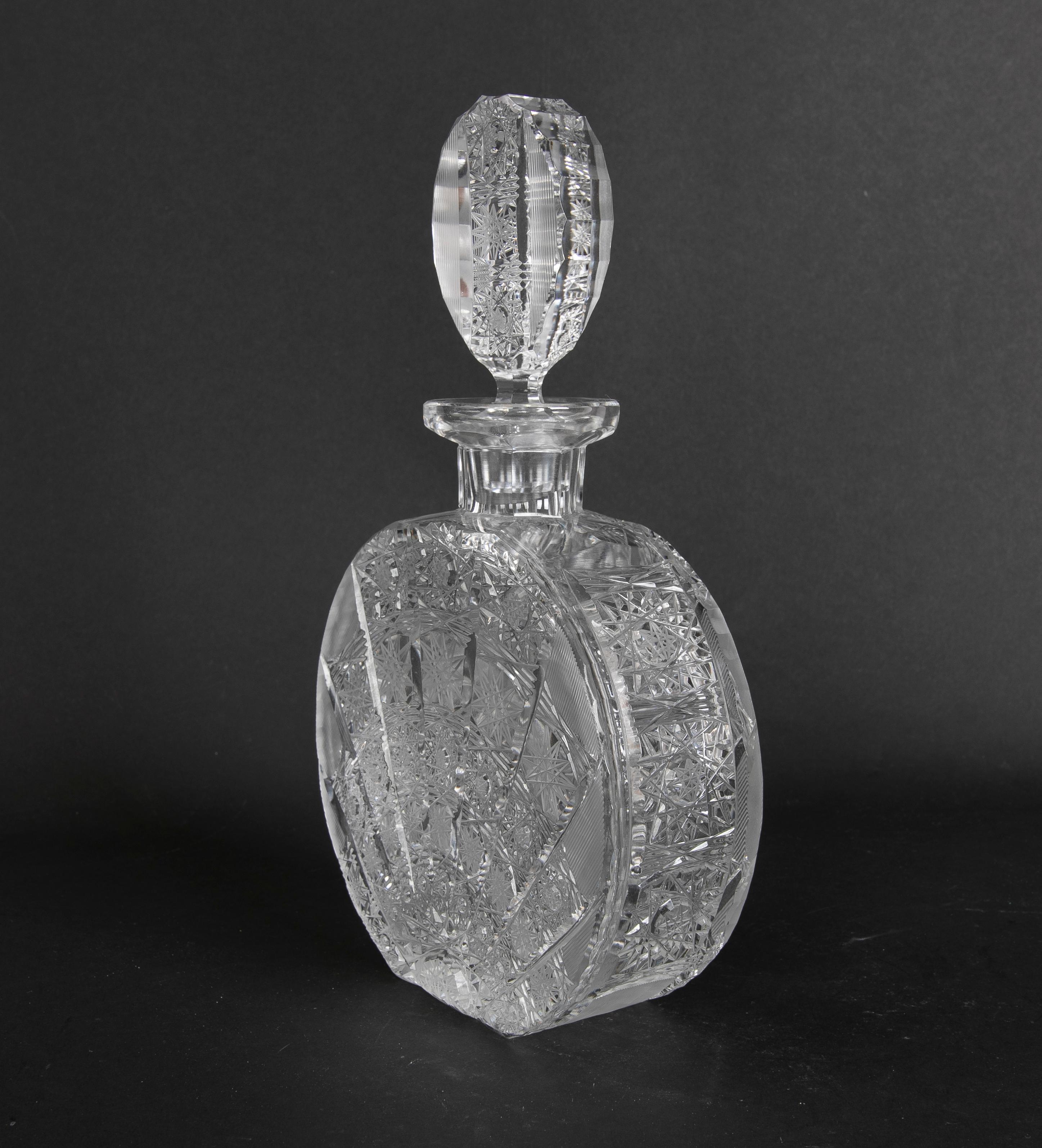 1970er handgeschnitzte böhmische Kristallflasche im Zustand „Gut“ im Angebot in Marbella, ES