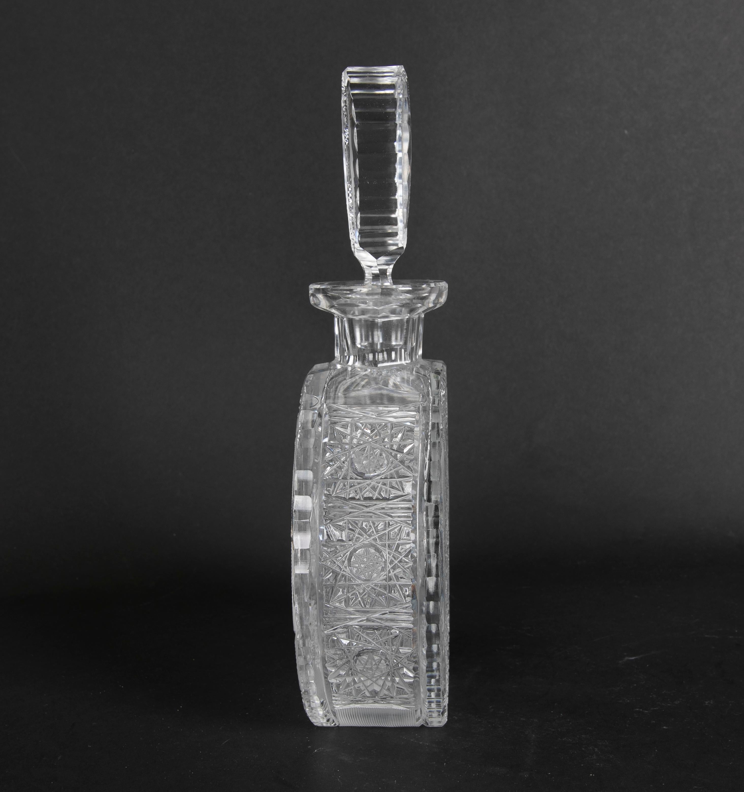 1970er handgeschnitzte böhmische Kristallflasche (20. Jahrhundert) im Angebot