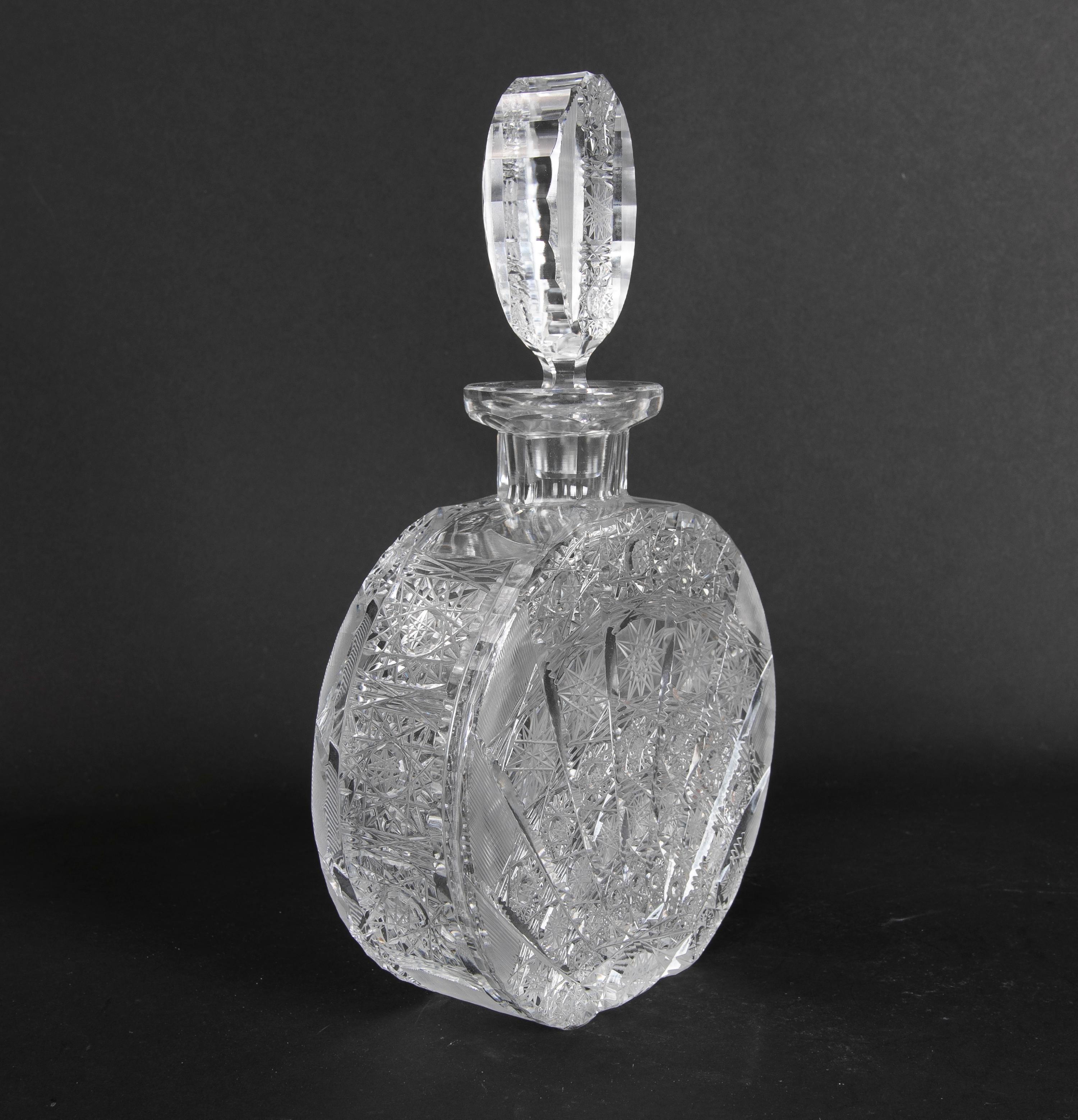 1970er handgeschnitzte böhmische Kristallflasche (Glas) im Angebot