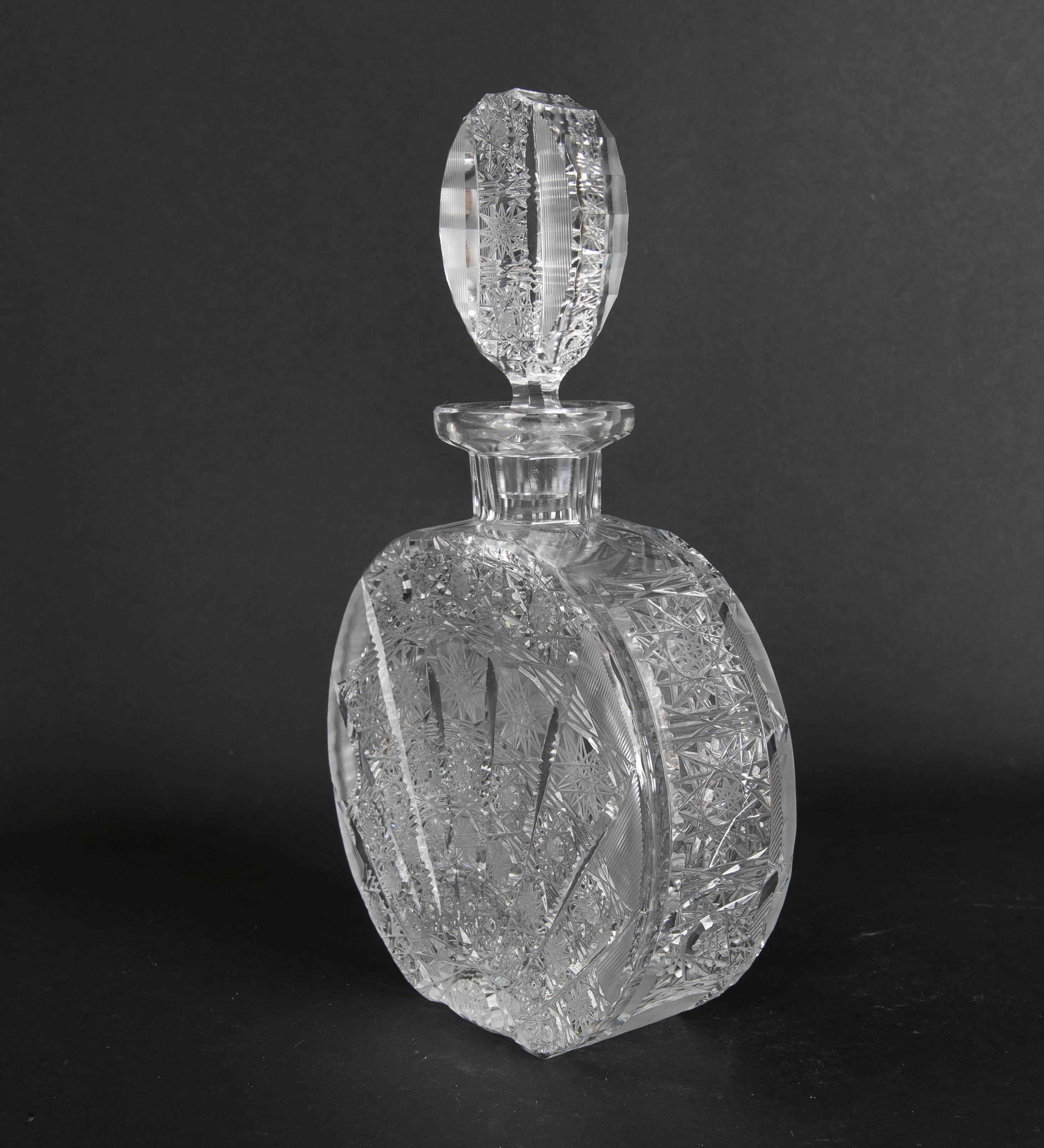Botella de cristal de Bohemia tallada a mano de los años 70 en venta 3
