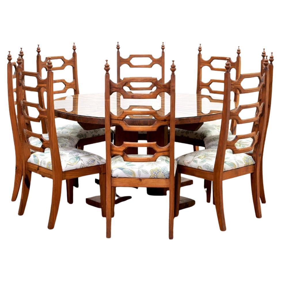 Superbe table de salle à manger brutaliste en forme d'étoile et 8 chaises de salle à manger par Aquarius Enterprises.Cette pièce rare est fabriquée en bois massif, soit en pin, soit en chêne. Il a été sculpté à la main en Afrique du Sud dans les