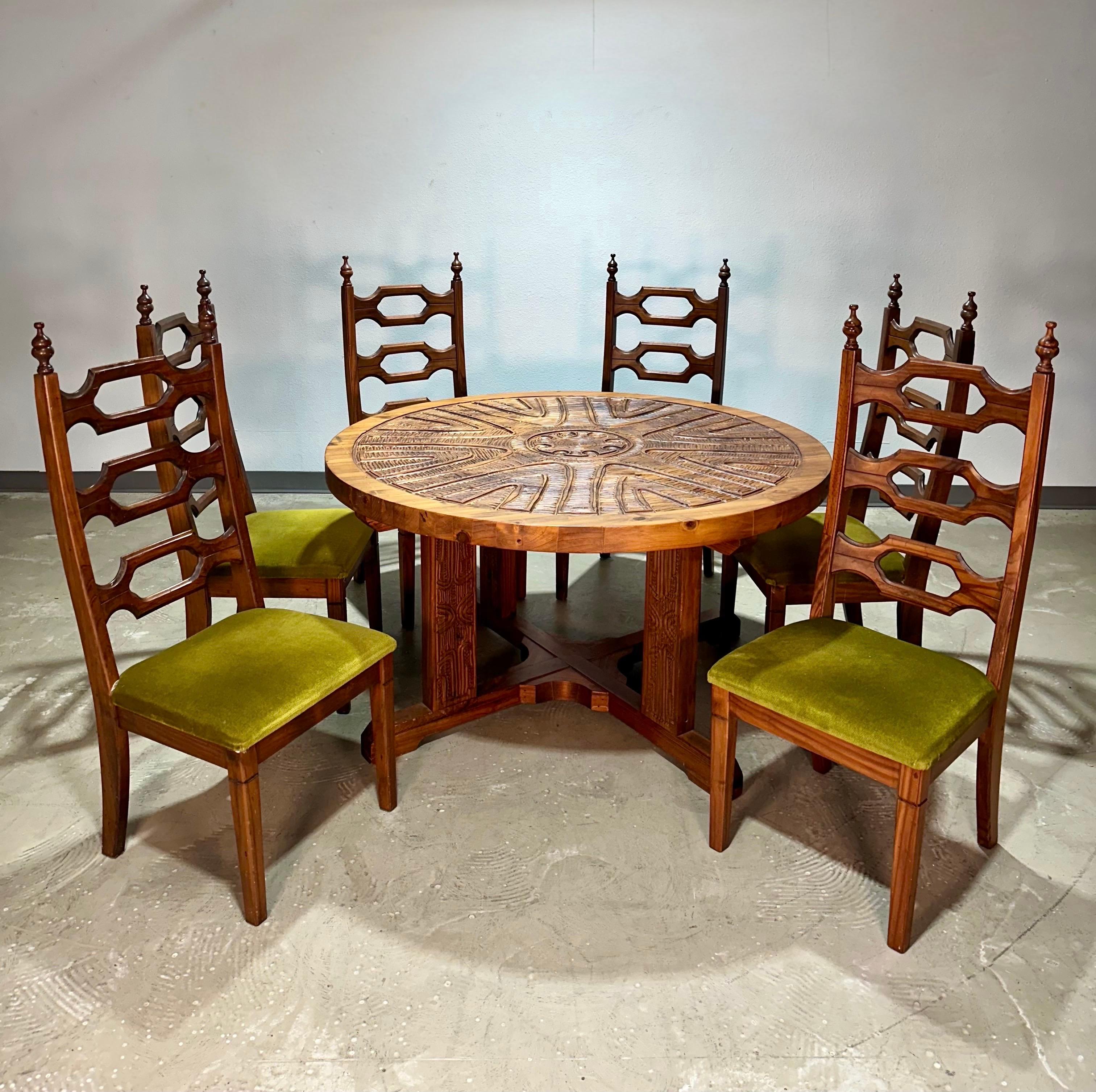 Table de salle à manger vintage brutaliste du milieu du siècle, une table inhabituelle et rare en pin sculpté à la main fabriquée par Aquarius Industries d'Afrique du Sud, achetée par le propriétaire d'origine à High Point NC vers les années 1970.