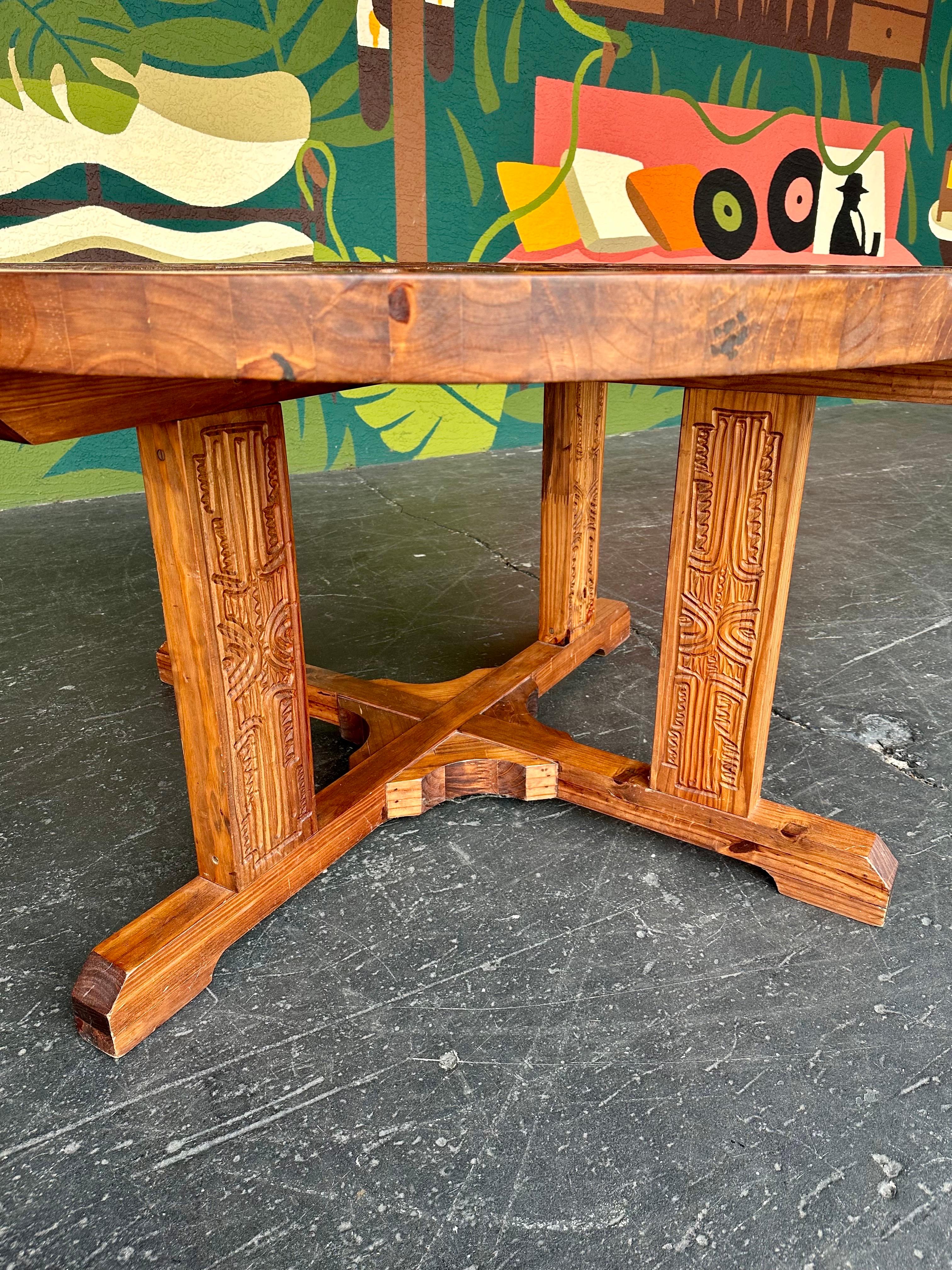 Sud-africain Table de salle à manger en pin brutaliste des années 1970, sculptée à la main par Aquarius Industries