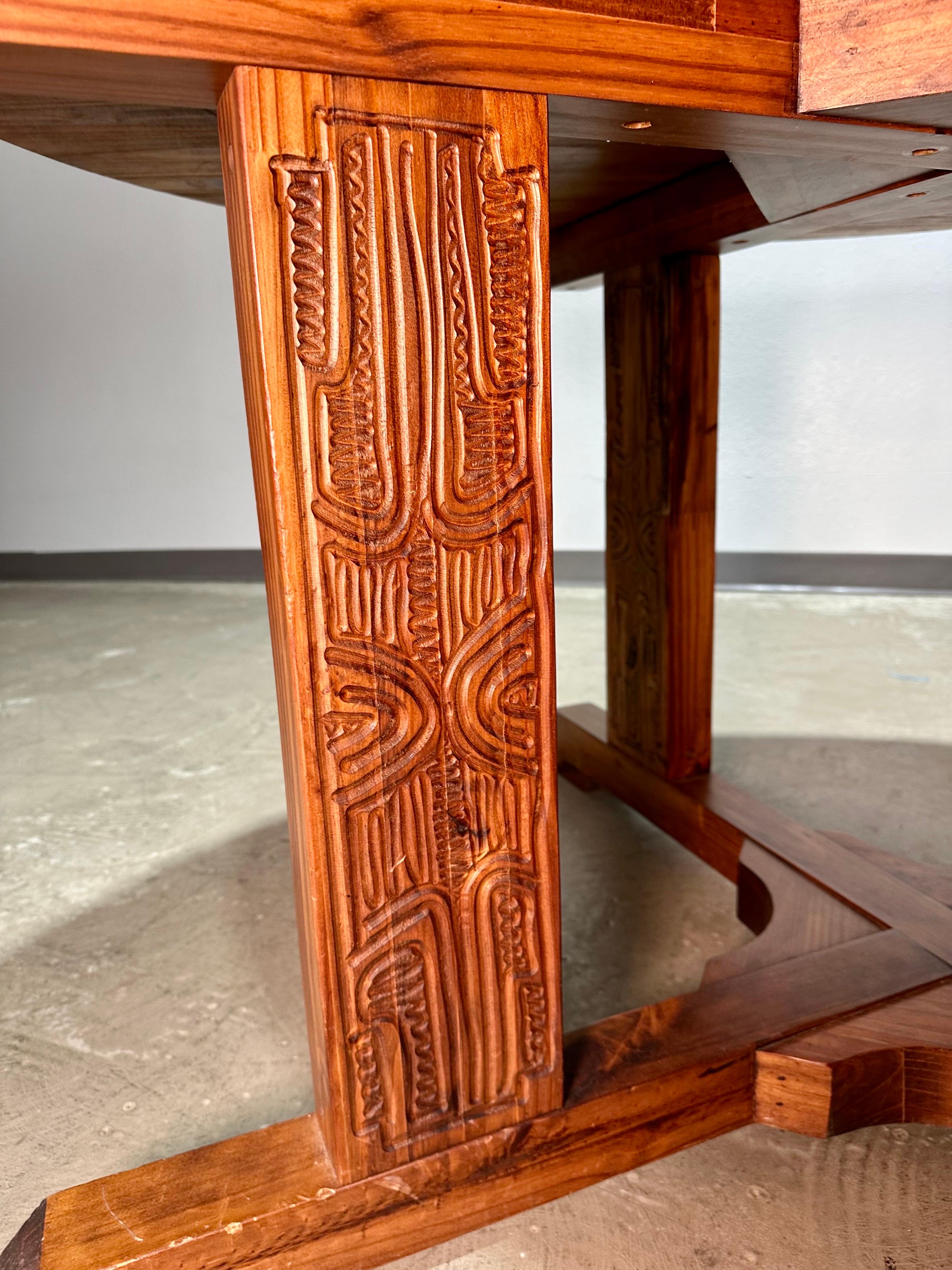 Fin du 20e siècle Table de salle à manger en pin brutaliste des années 1970, sculptée à la main par Aquarius Industries