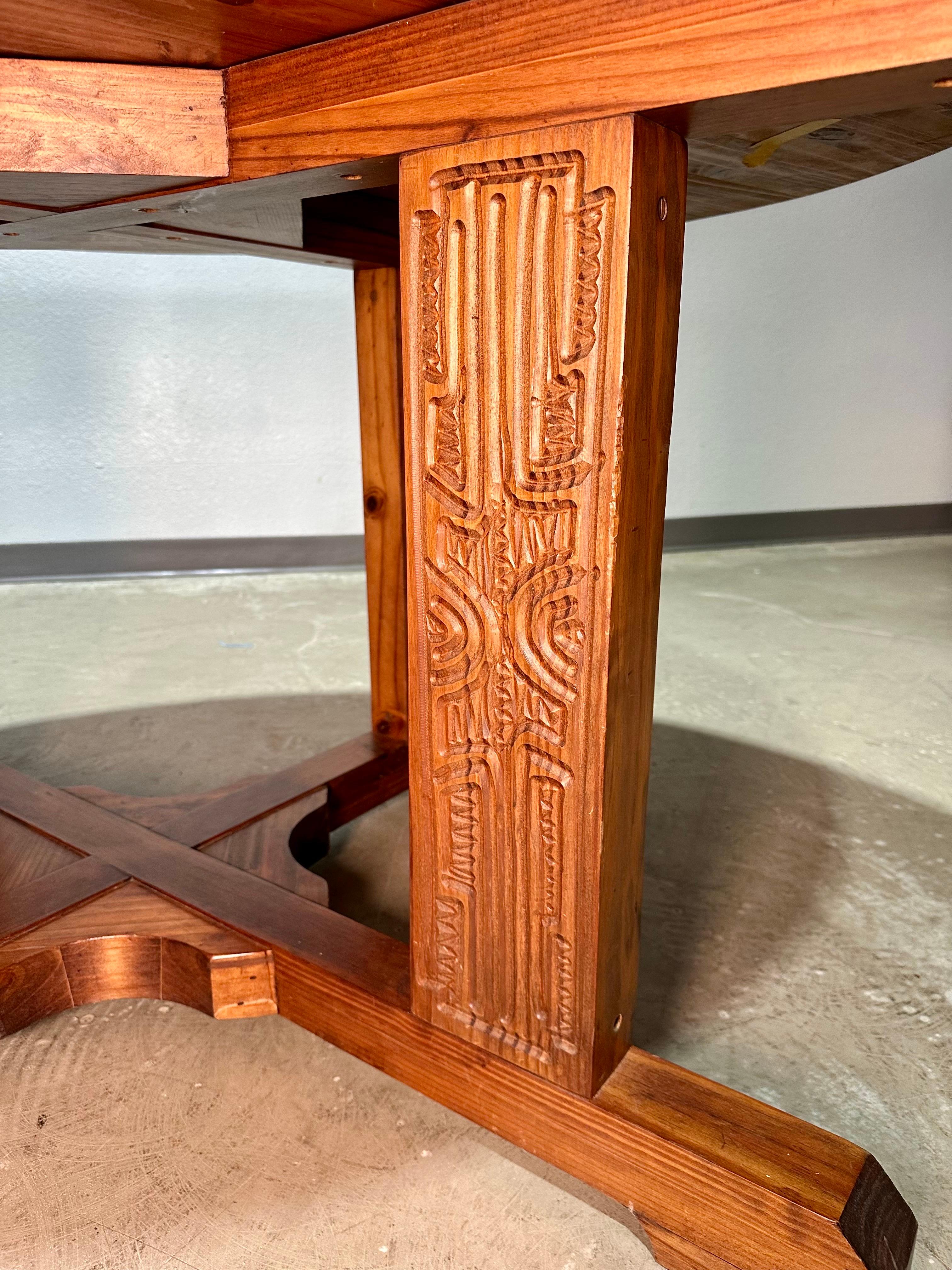 Pin Table de salle à manger en pin brutaliste des années 1970, sculptée à la main par Aquarius Industries