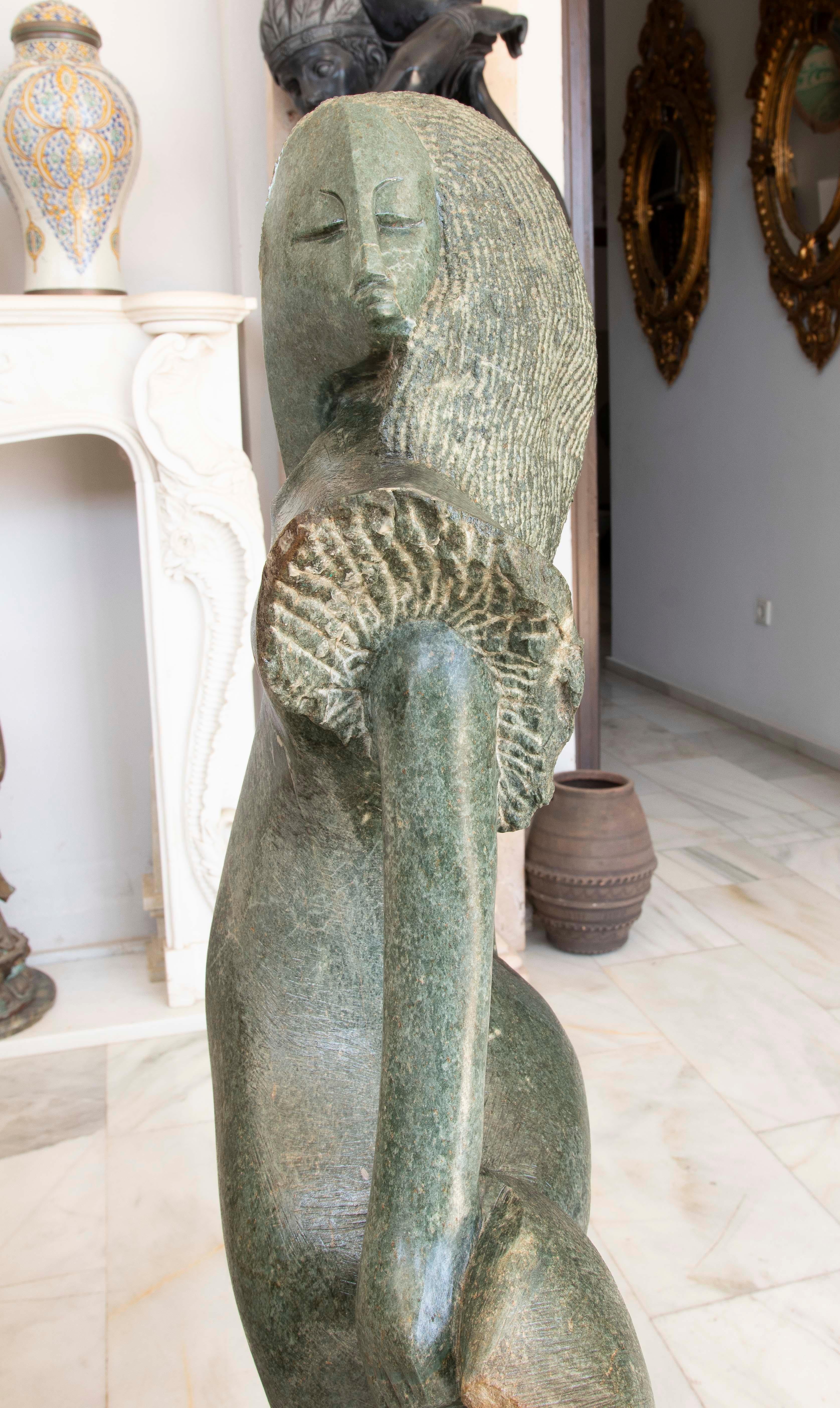 Scultura scolpita a mano degli anni '70 di donna modernista su marmo verde in vendita 3