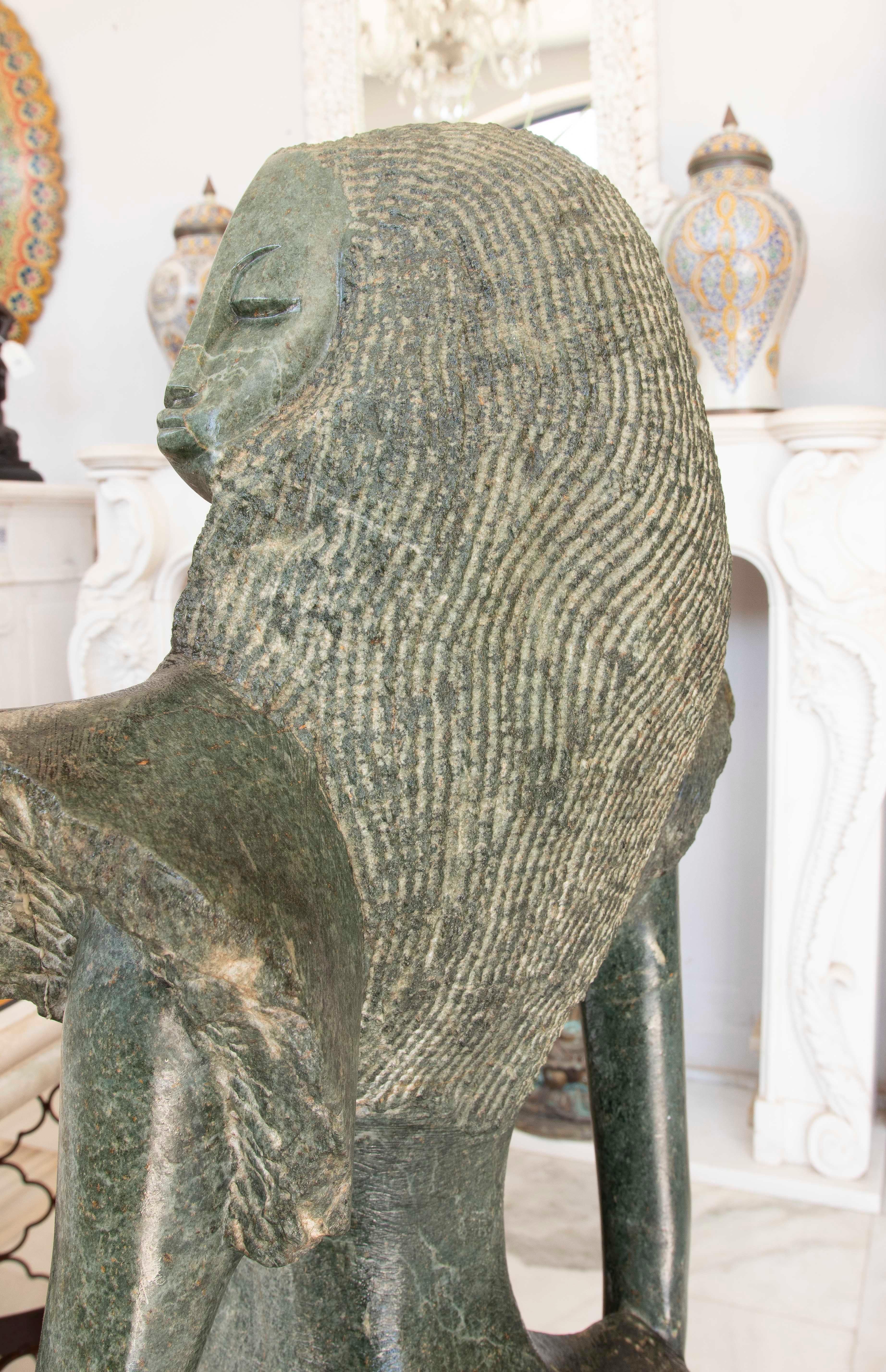 Scultura scolpita a mano degli anni '70 di donna modernista su marmo verde in vendita 4