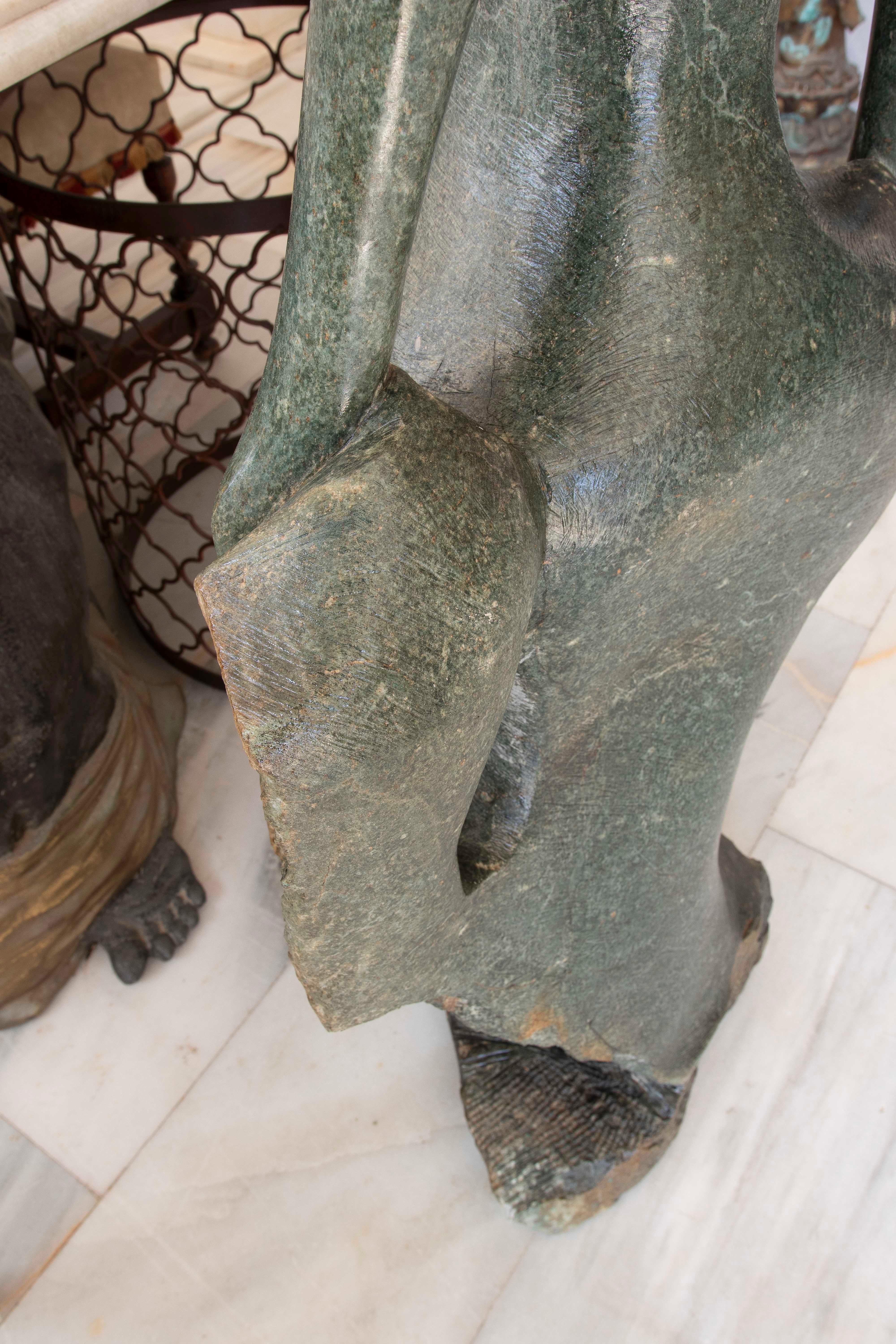 Scultura scolpita a mano degli anni '70 di donna modernista su marmo verde in vendita 5