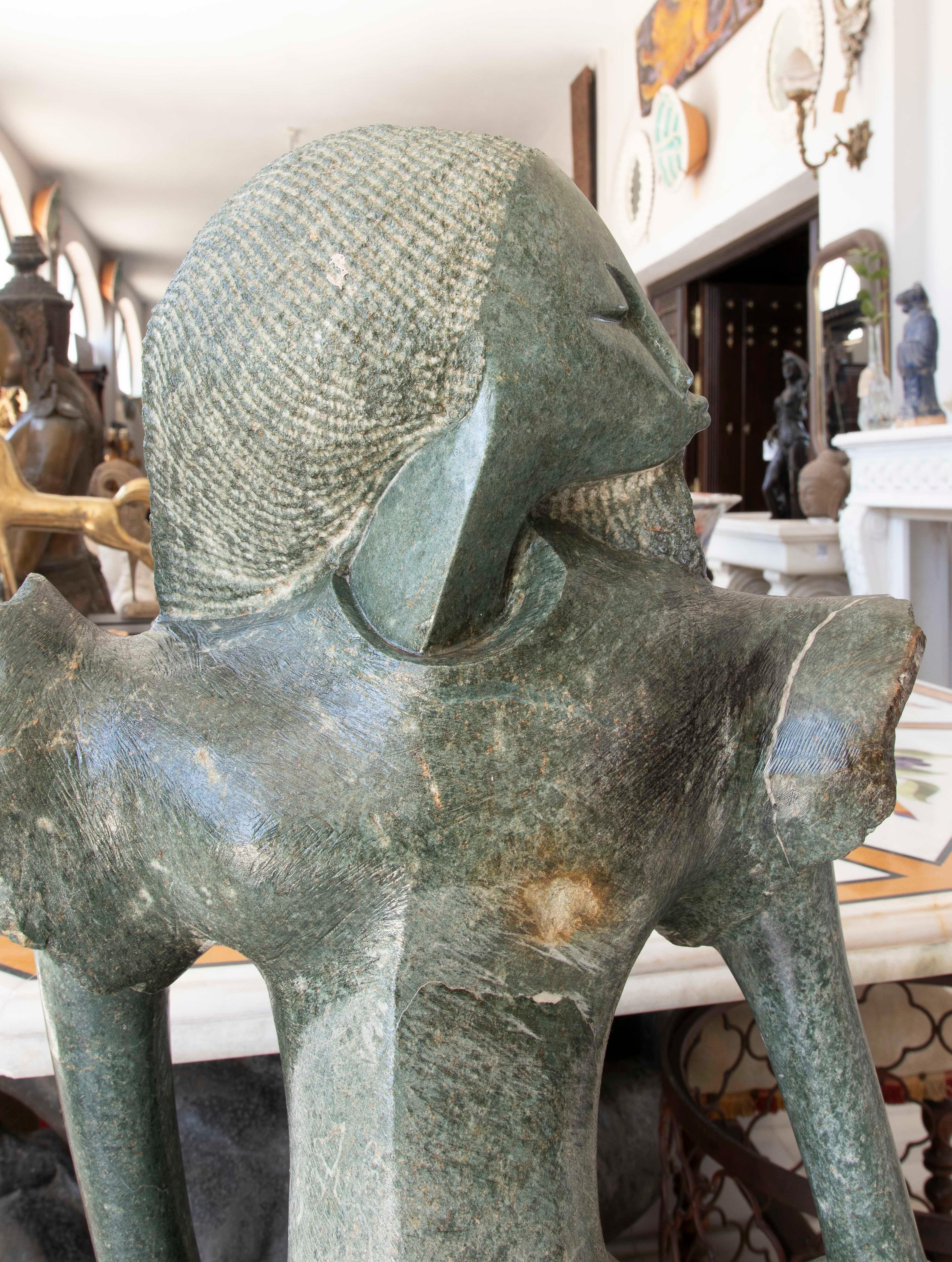 Scultura scolpita a mano degli anni '70 di donna modernista su marmo verde in vendita 6