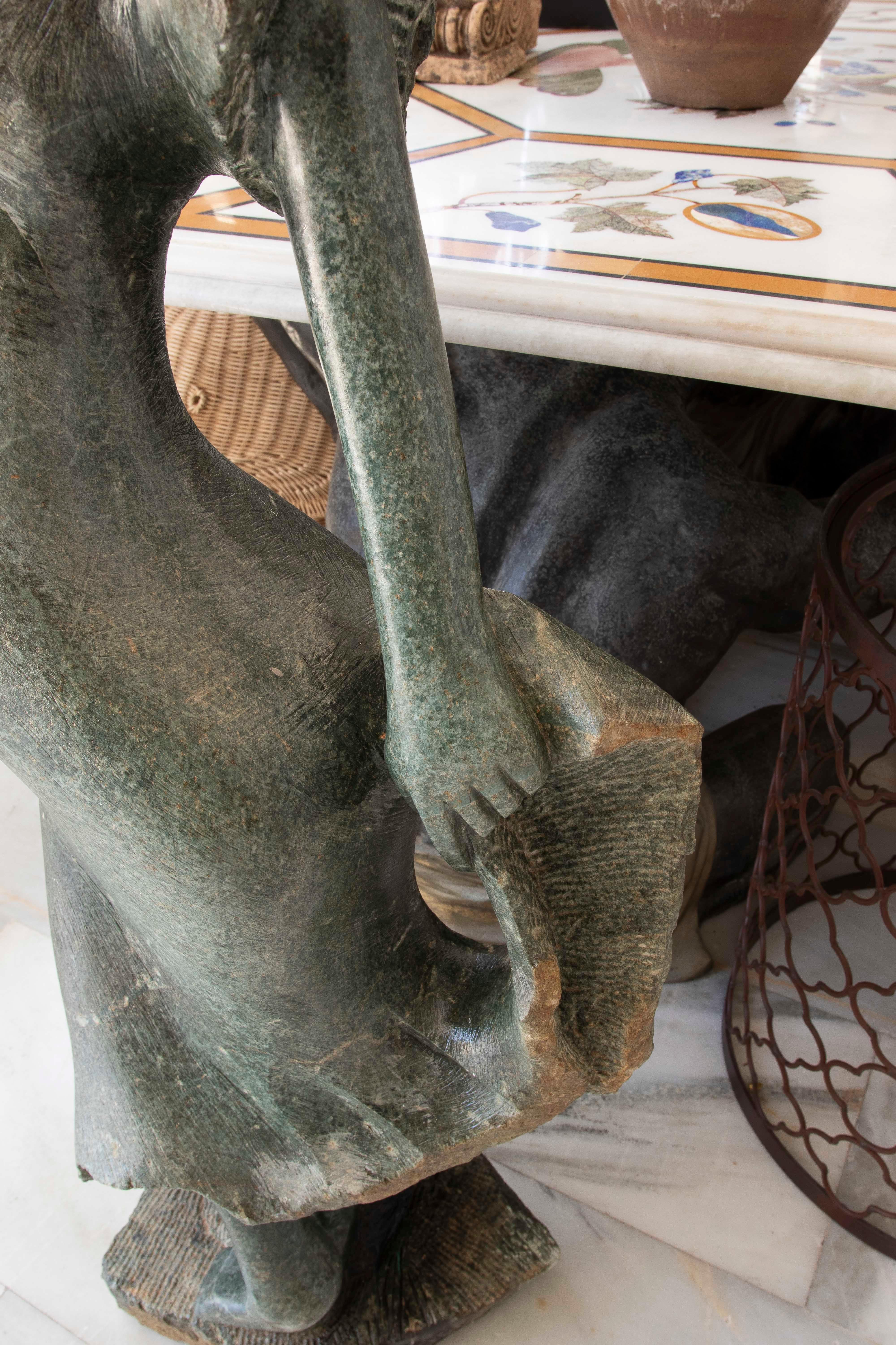 Scultura scolpita a mano degli anni '70 di donna modernista su marmo verde in vendita 7