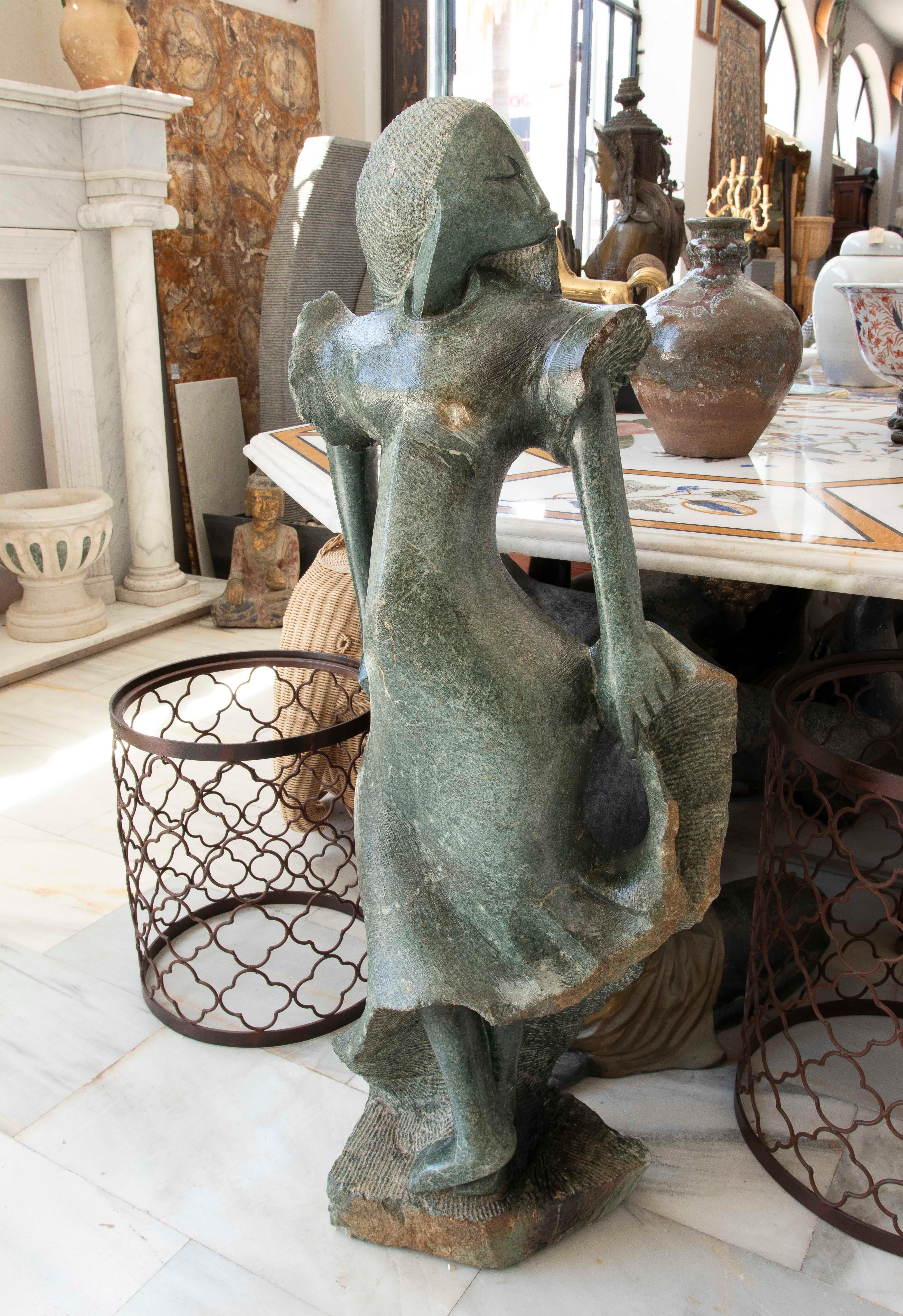 Scultura scolpita a mano degli anni '70 di donna modernista su marmo verde 