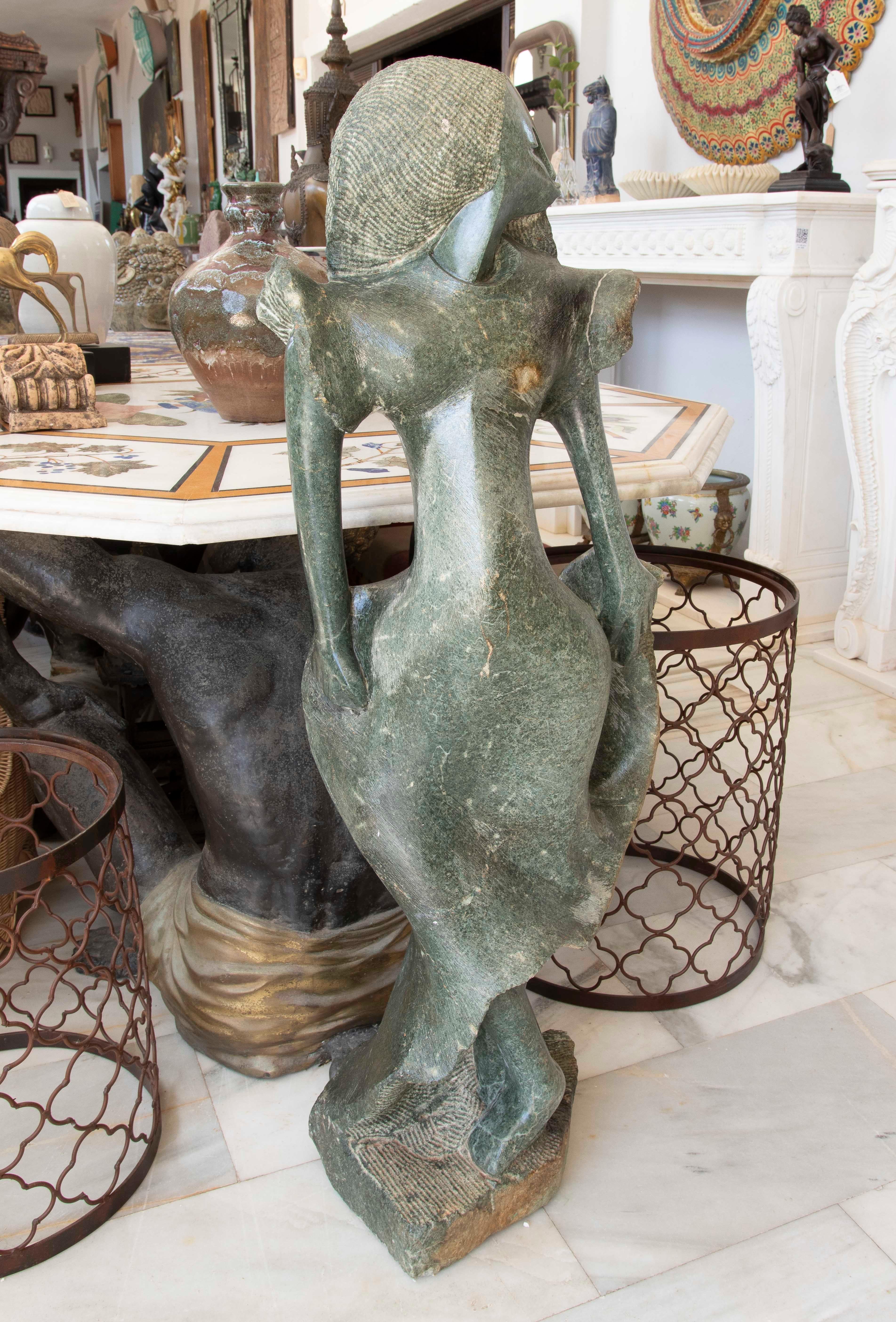 Europeo Scultura scolpita a mano degli anni '70 di donna modernista su marmo verde in vendita