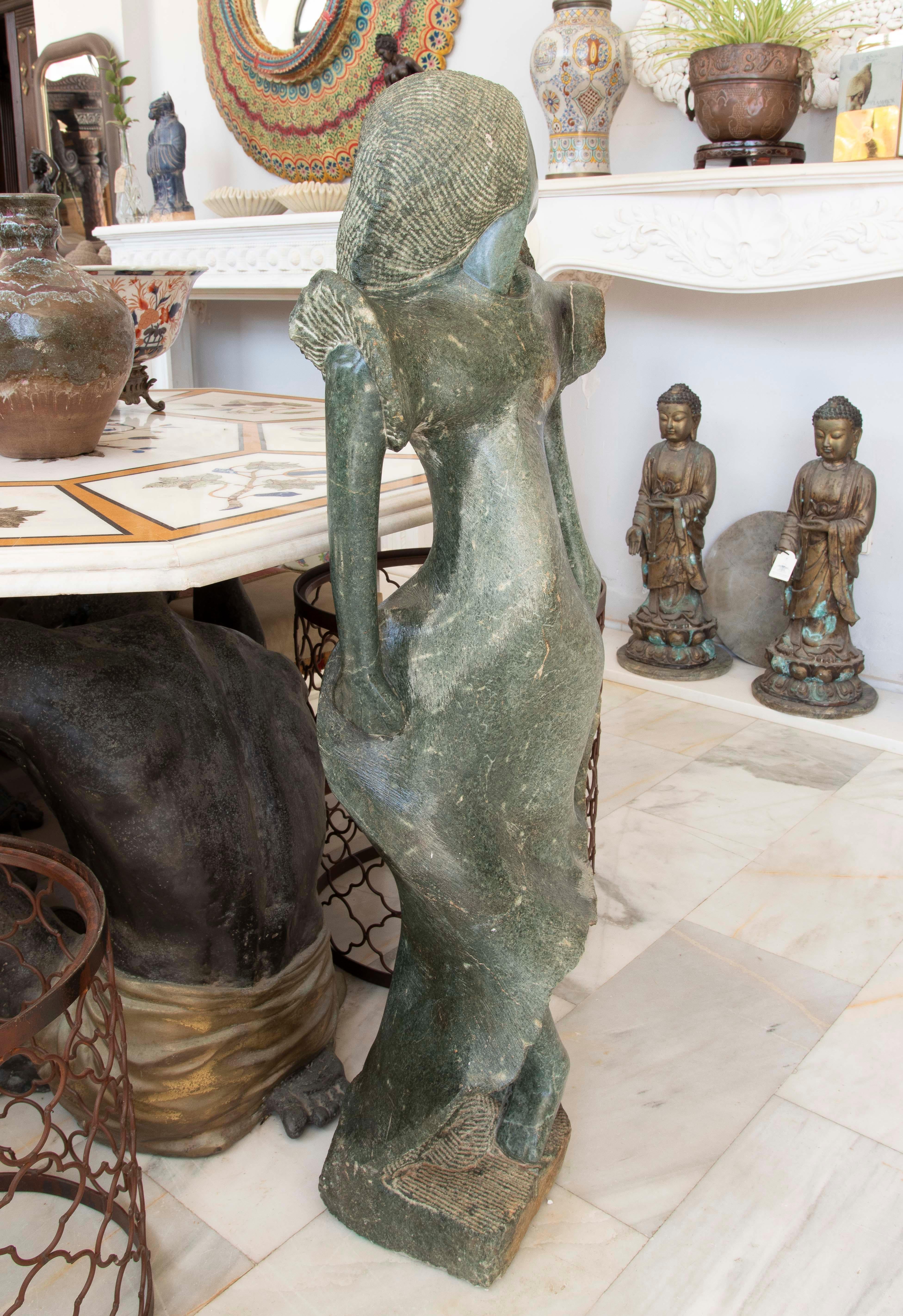 Intagliato a mano Scultura scolpita a mano degli anni '70 di donna modernista su marmo verde in vendita