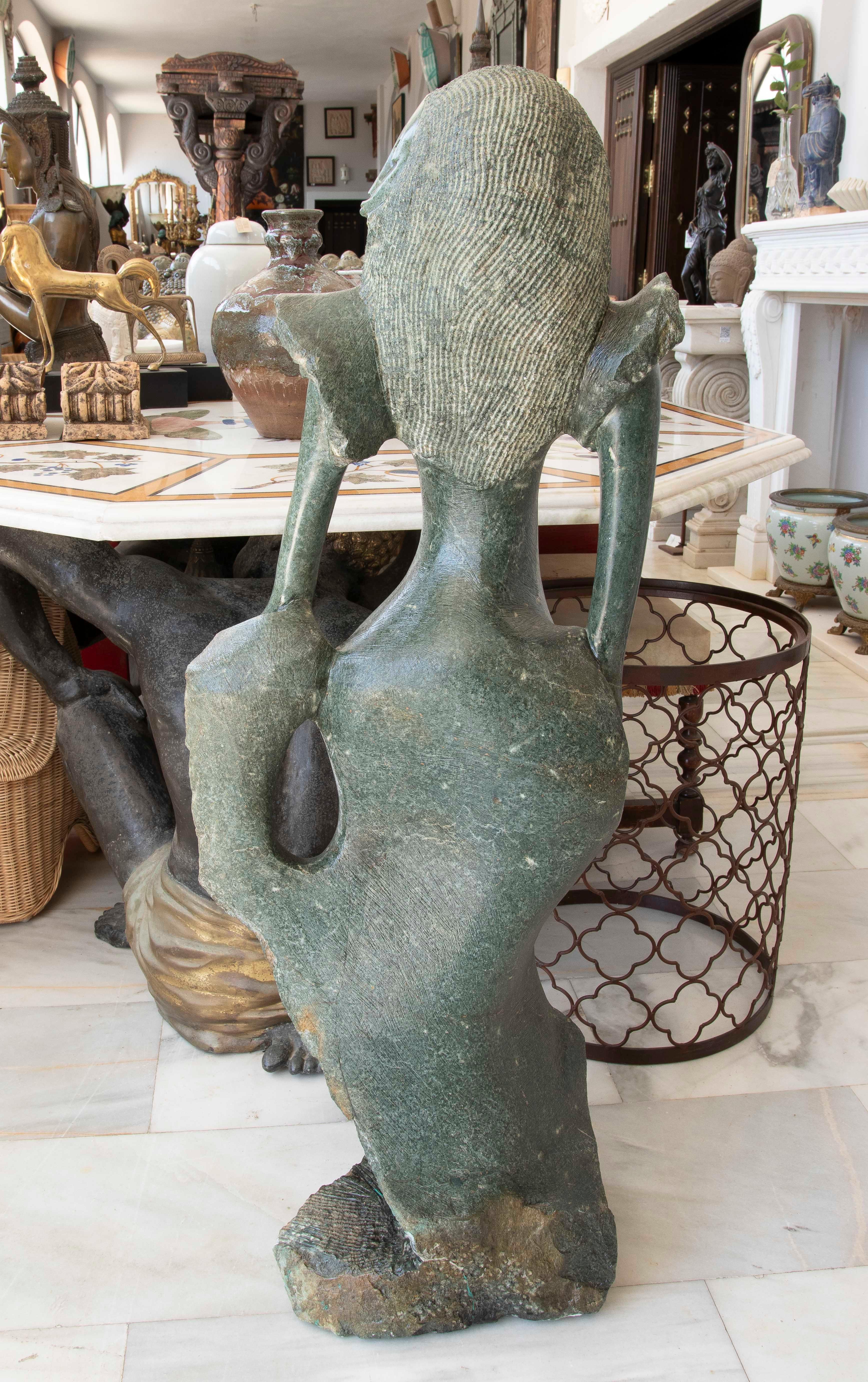 Scultura scolpita a mano degli anni '70 di donna modernista su marmo verde In condizioni buone in vendita a Marbella, ES