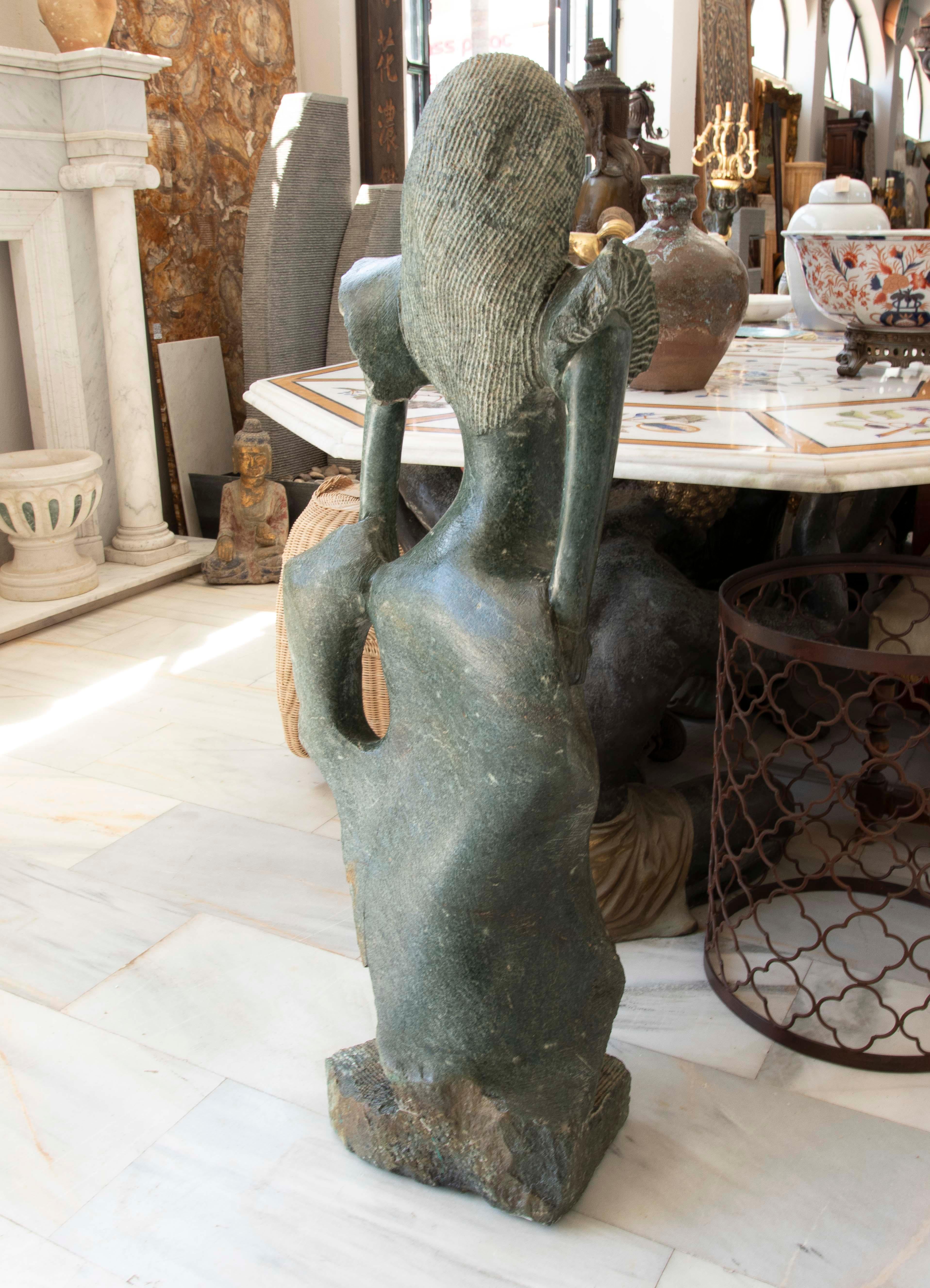 XX secolo Scultura scolpita a mano degli anni '70 di donna modernista su marmo verde in vendita