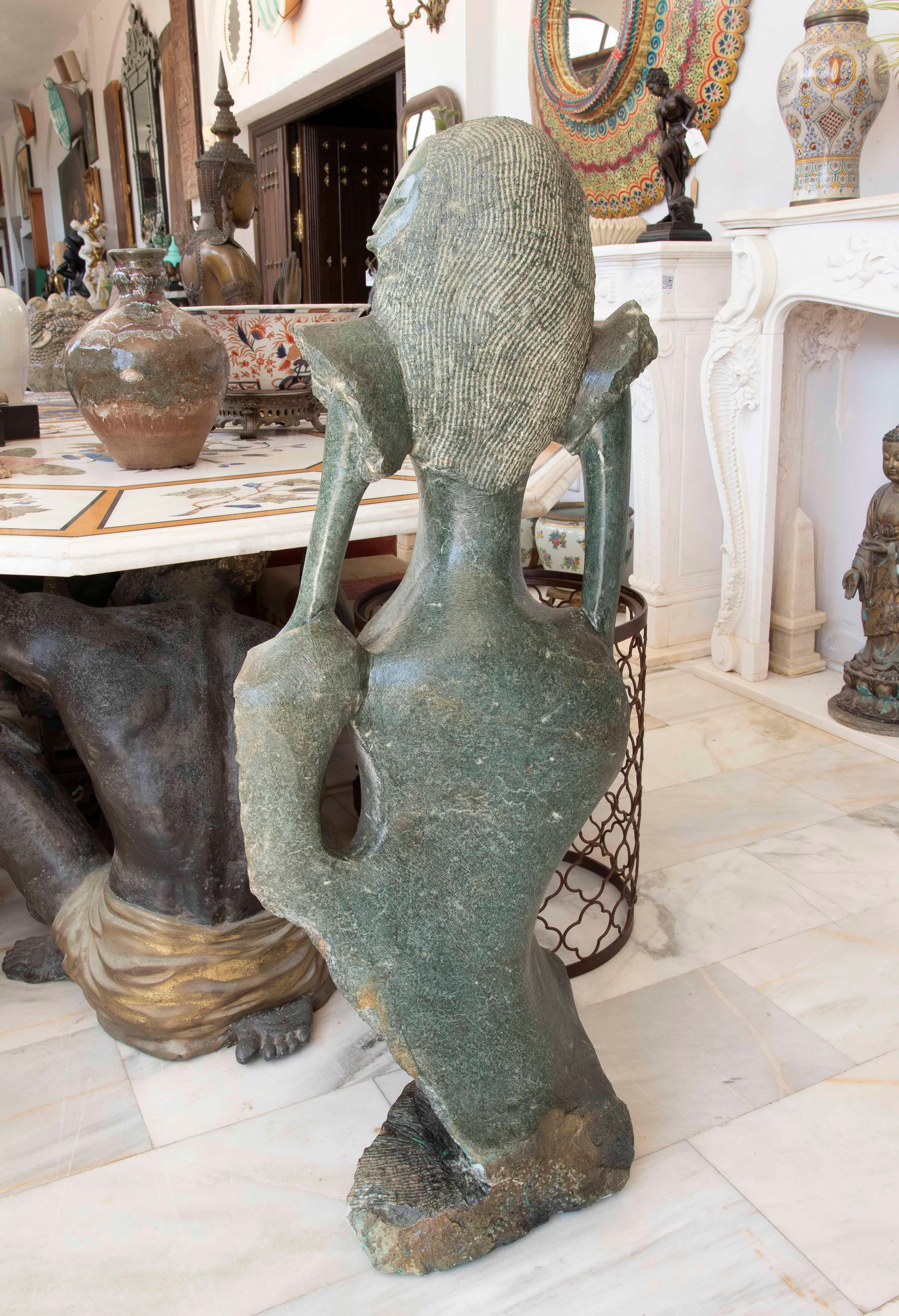 Marmo Scultura scolpita a mano degli anni '70 di donna modernista su marmo verde in vendita