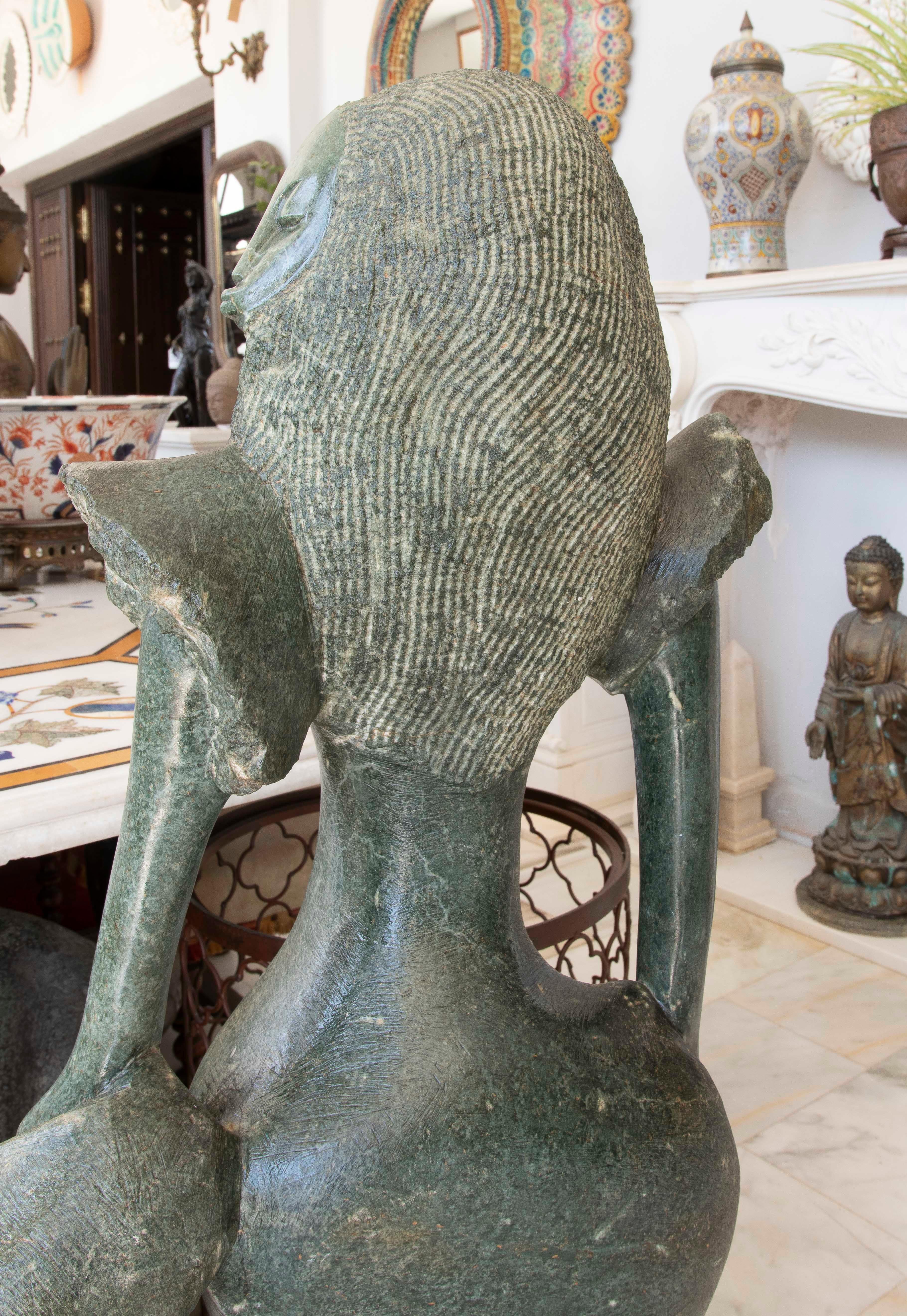 Scultura scolpita a mano degli anni '70 di donna modernista su marmo verde in vendita 1