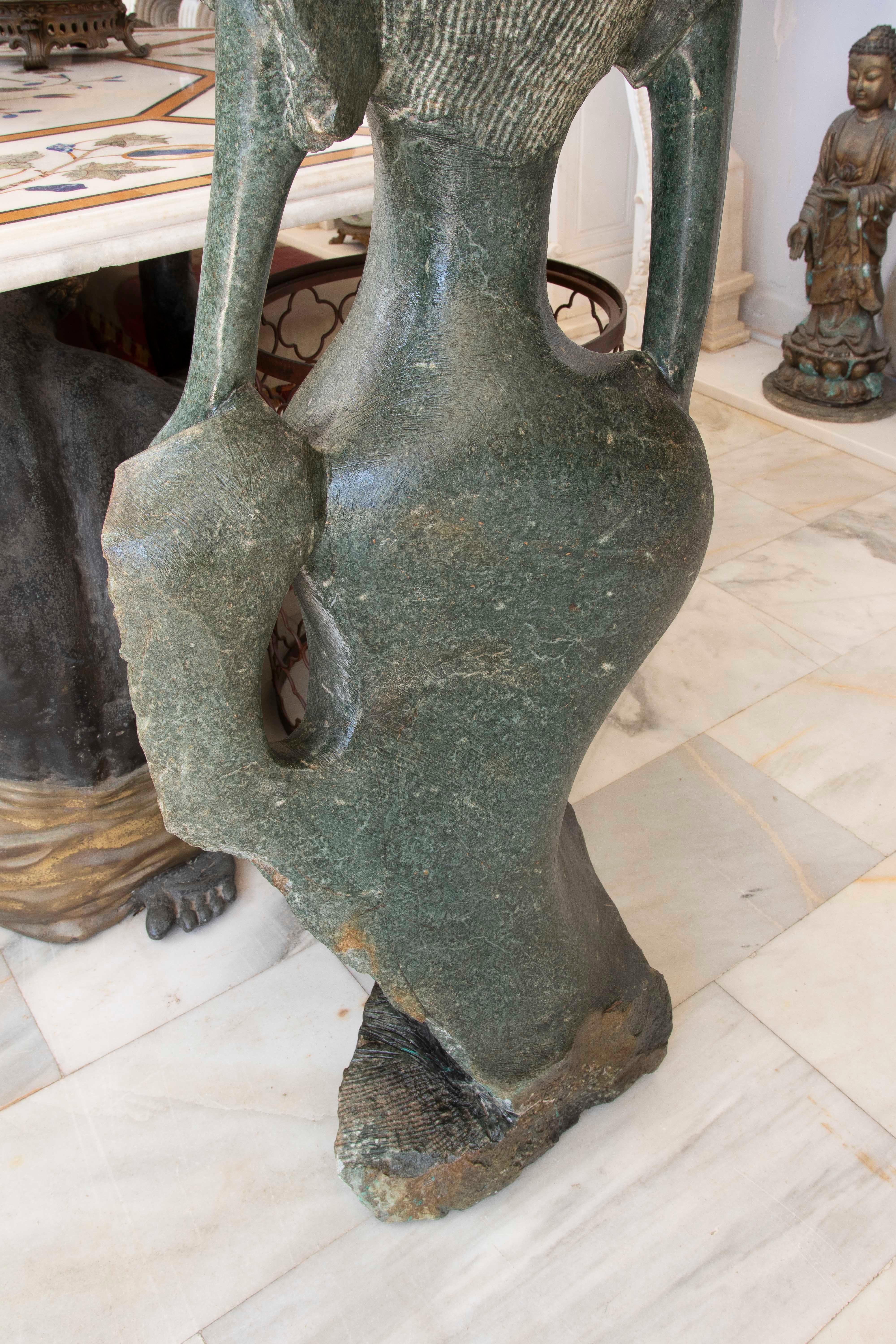 Scultura scolpita a mano degli anni '70 di donna modernista su marmo verde in vendita 2