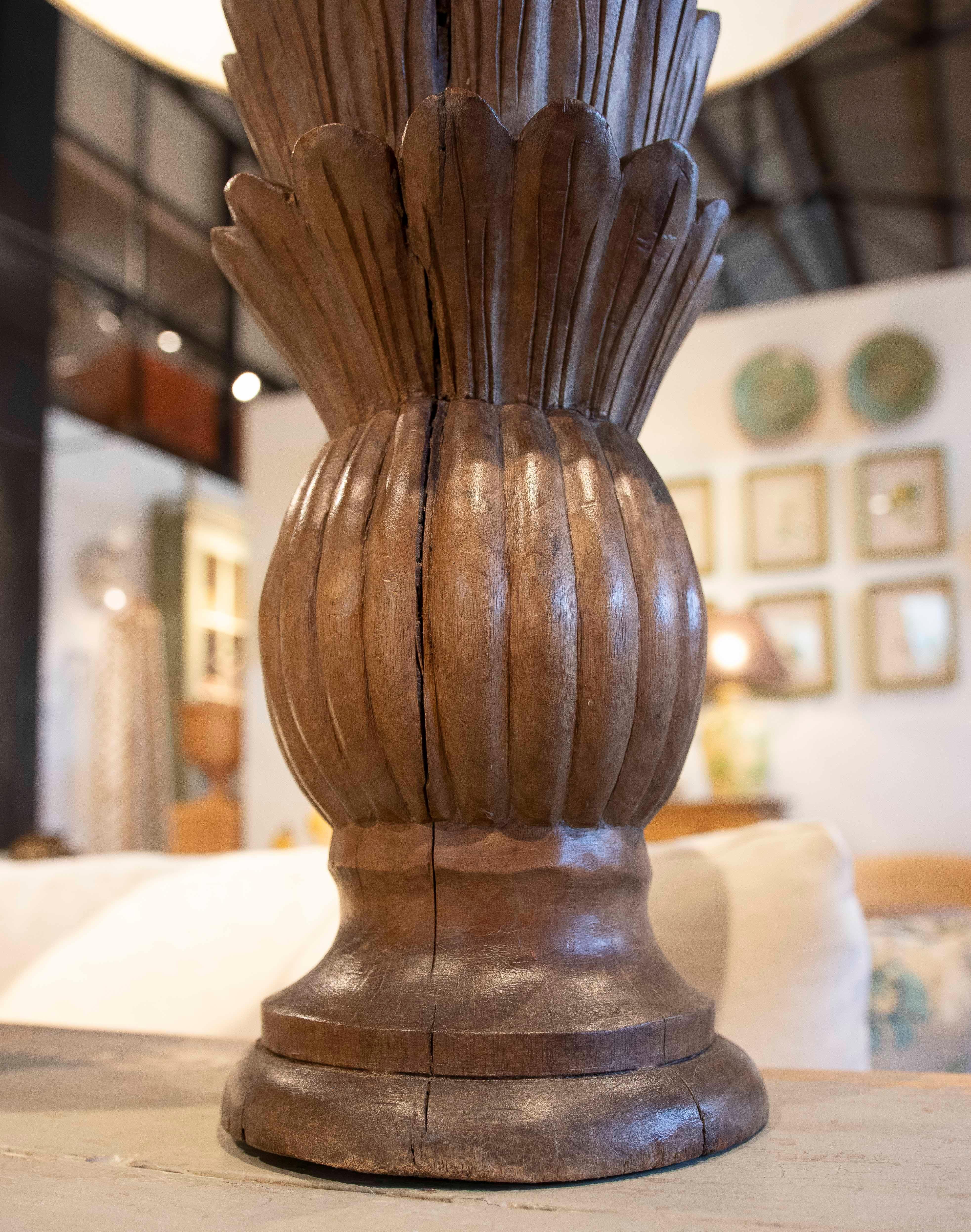 1970s Hand-Carved Wooden Lamp in the Shape of a Flower In Good Condition In Marbella, ES