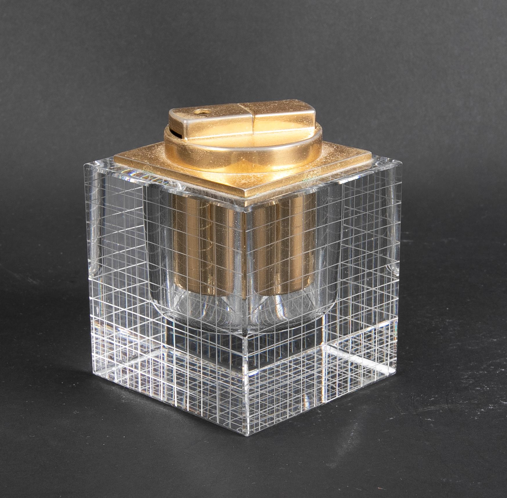 Handgeschliffenes Kristallfeuerzeug aus den 1970er Jahren mit vergoldetem Metall.