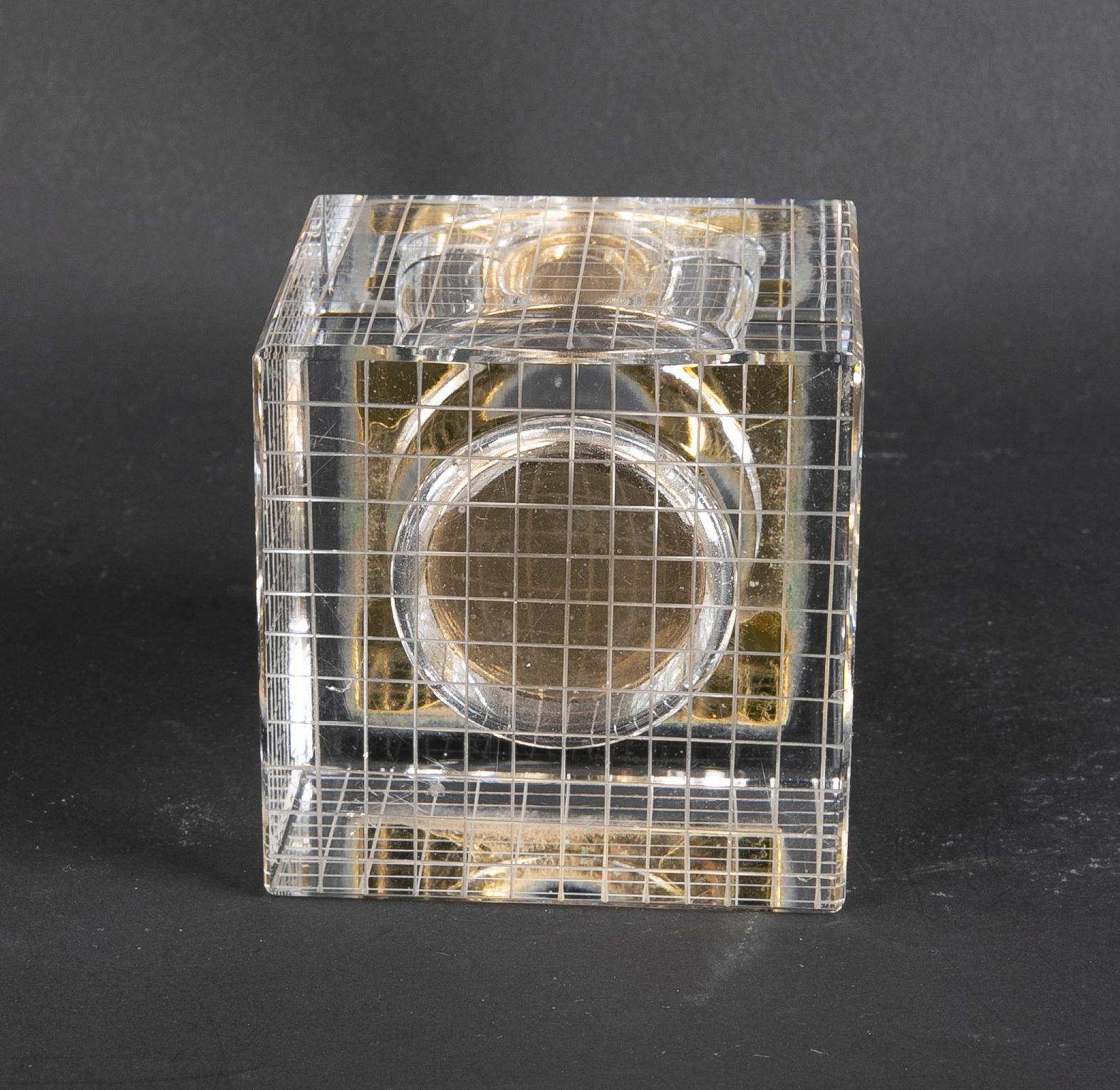 Handgeschnittenes Kristallfeuerzeug mit vergoldetem Metall aus den 1970er Jahren  (20. Jahrhundert) im Angebot