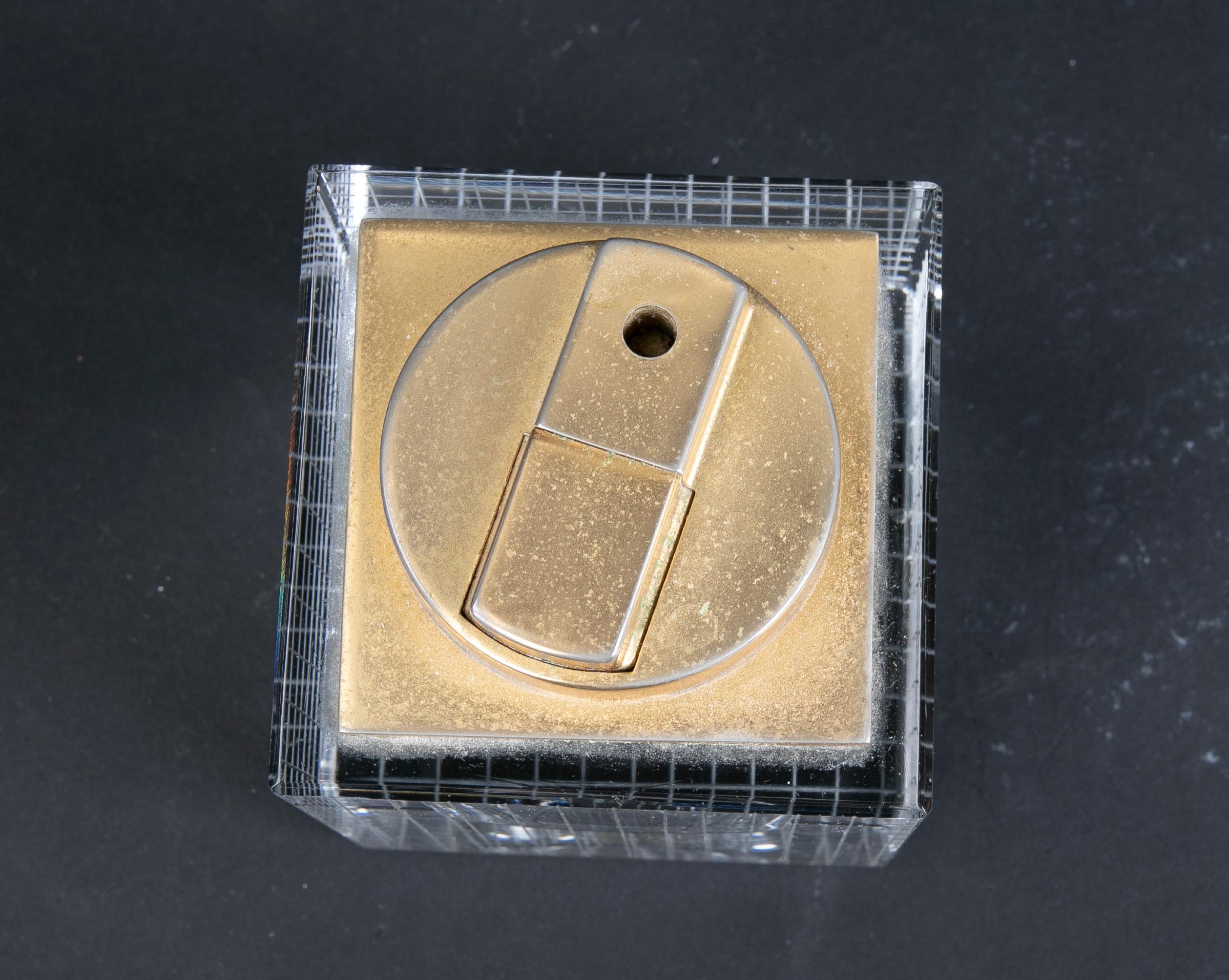 Handgeschnittenes Kristallfeuerzeug mit vergoldetem Metall aus den 1970er Jahren  im Angebot 1