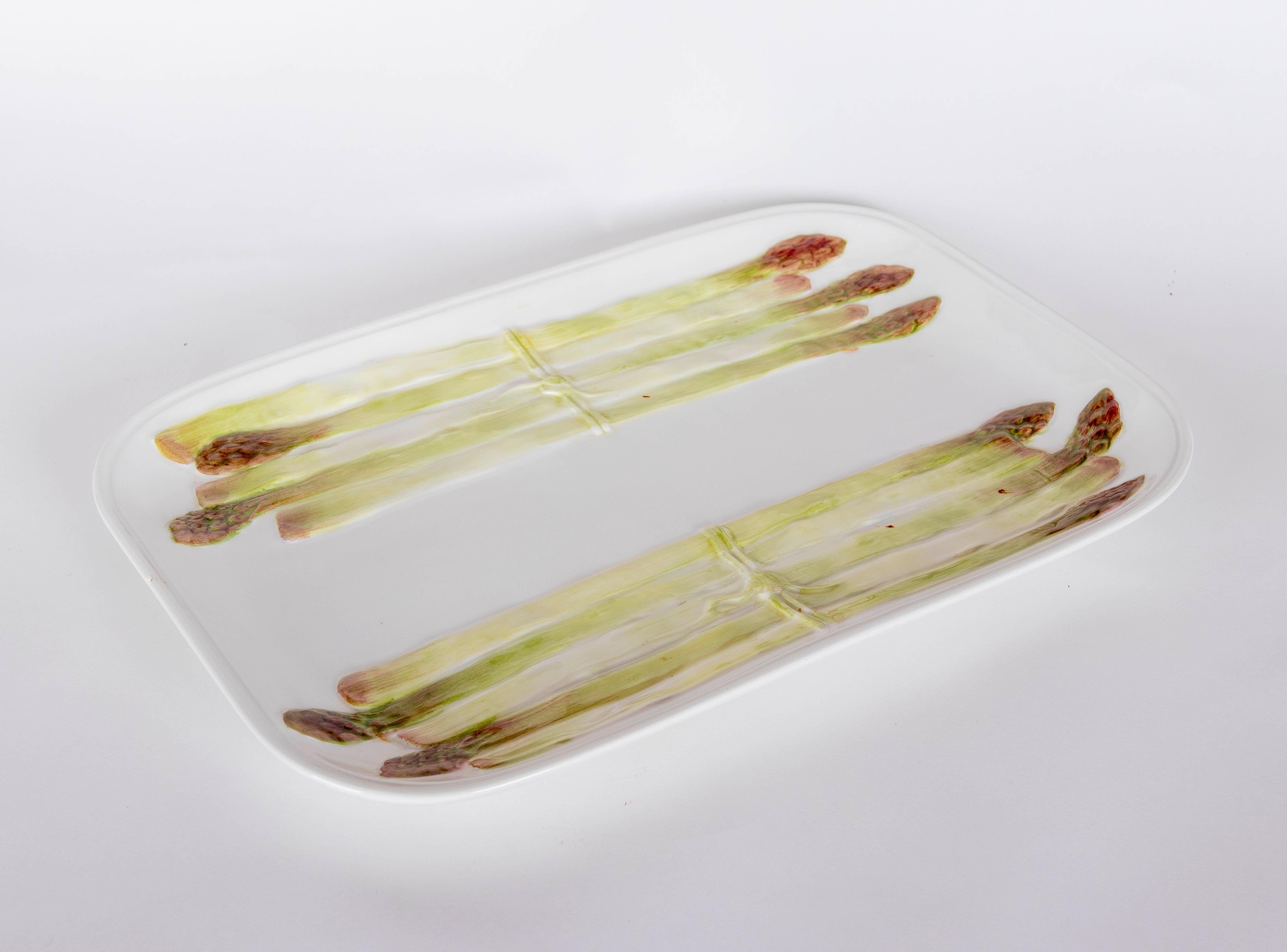 Bandeja de cerámica italiana de los años 70 decorada a mano con motivos de espárragos Porcelana en venta
