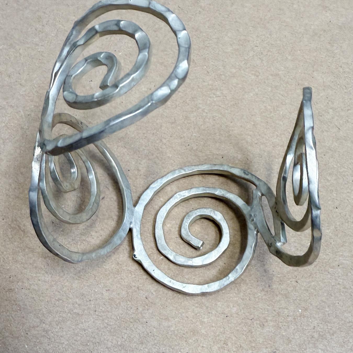 1970s Hand Hammered Sterling Silver Spiral Cuff Bracelet Taxco In Good Condition For Sale In Chula Vista, CA