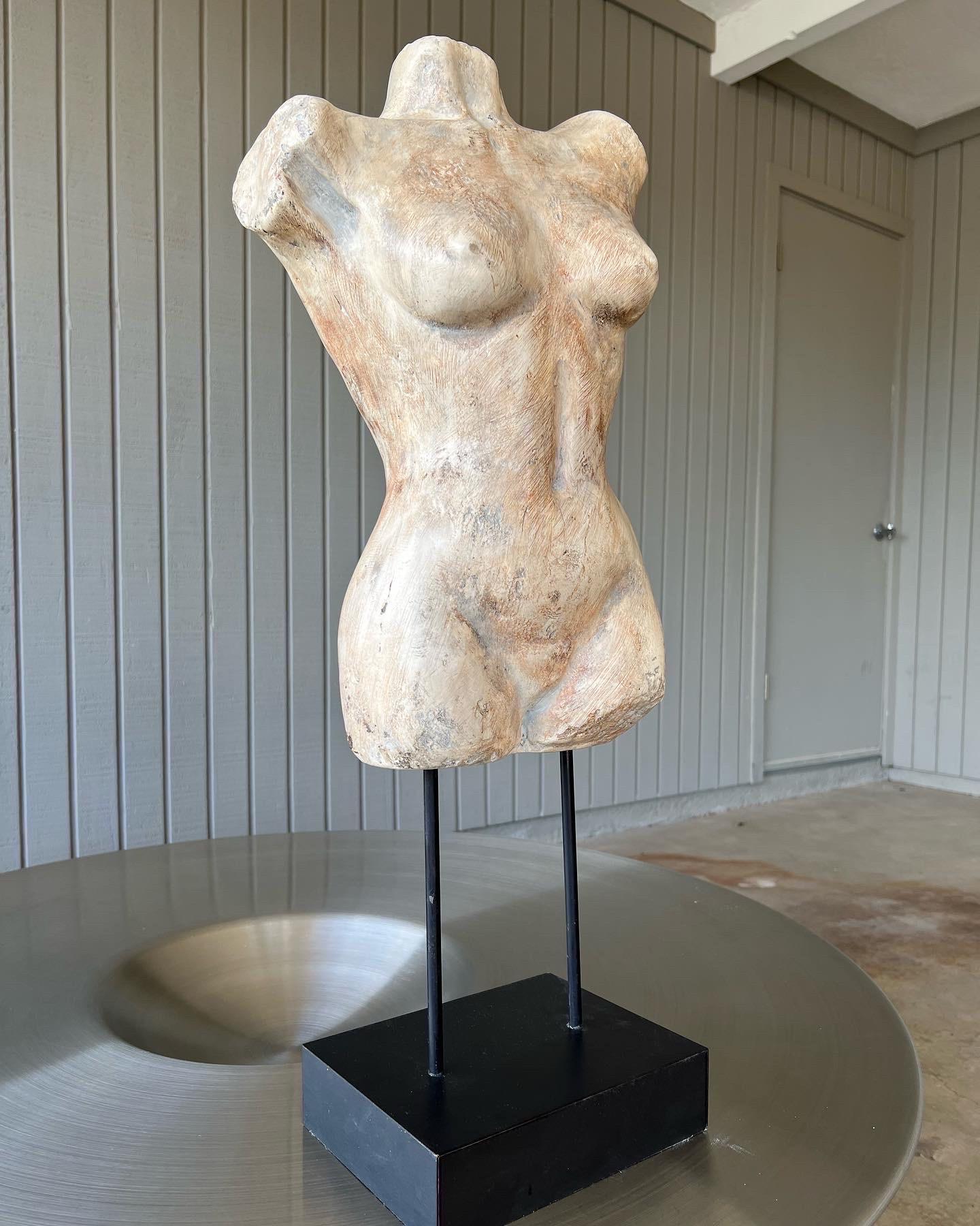 Skulptur eines weiblichen Torsos, erworben vom Sohn des ursprünglichen Besitzers. Er erinnert sich, dass es das Stück schon in den 70er oder 80er Jahren gab. Ich glaube, es ist Keramik. Schwer und in ausgezeichnetem Zustand ohne Chips oder Risse.