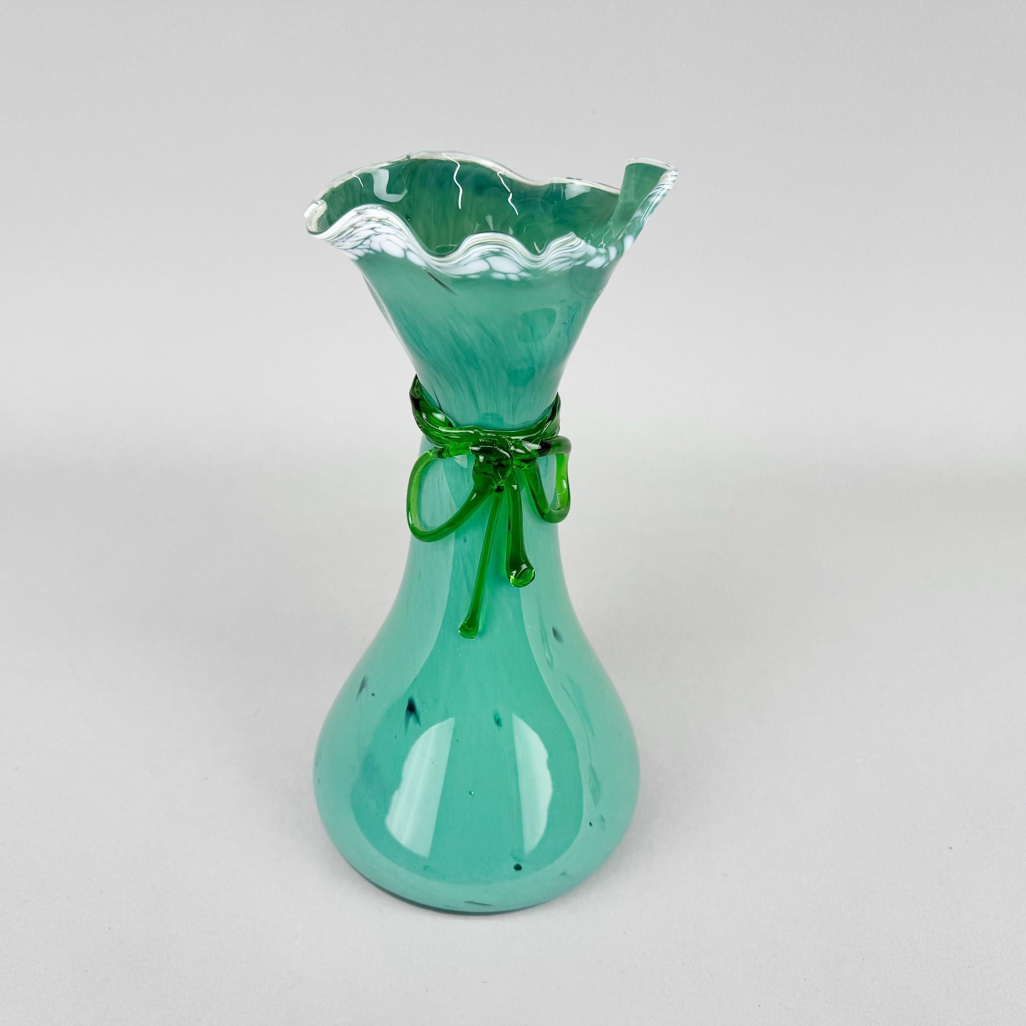 Vintage Vase aus mundgeblasenem Glas, hergestellt in der ehemaligen Tschechoslowakei in den 1970er Jahren.