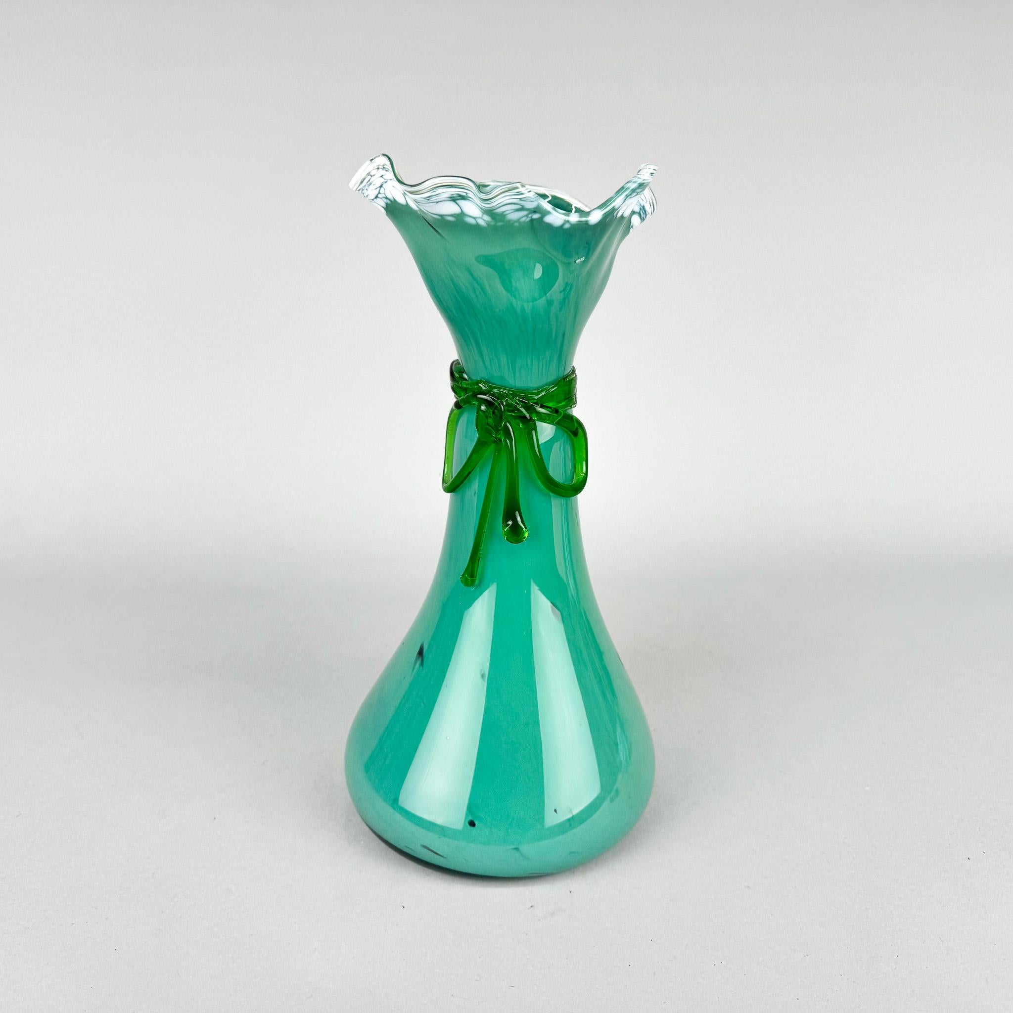 1970er Hand Made Kunstglas Vase (Tschechisch) im Angebot