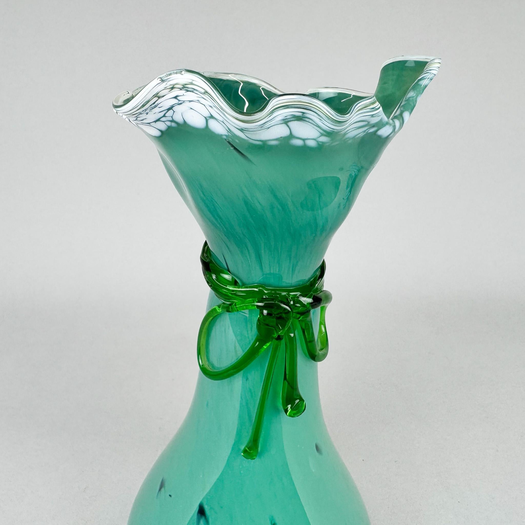 1970er Hand Made Kunstglas Vase im Zustand „Gut“ im Angebot in Praha, CZ