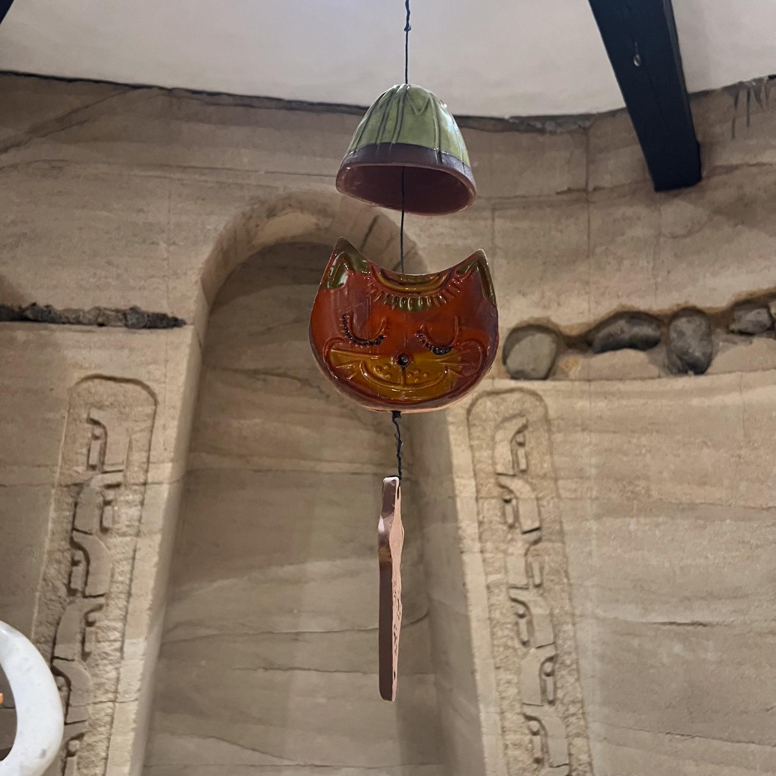AMBIANIC présente
Carillon d'extérieur décoratif en poterie d'art Cat Wind Chime
21 h x 5,5 l x 3,5 p
Vintage By non restauré, se référer aux images listées.