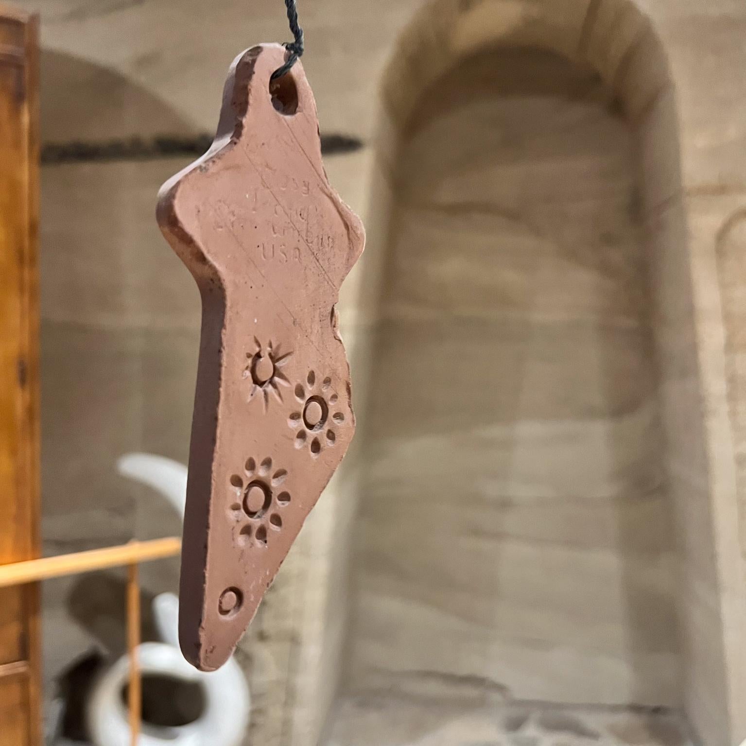 Fin du 20e siècle Poterie d'art peinte à la main Cat Wind Chime des années 1970 en vente
