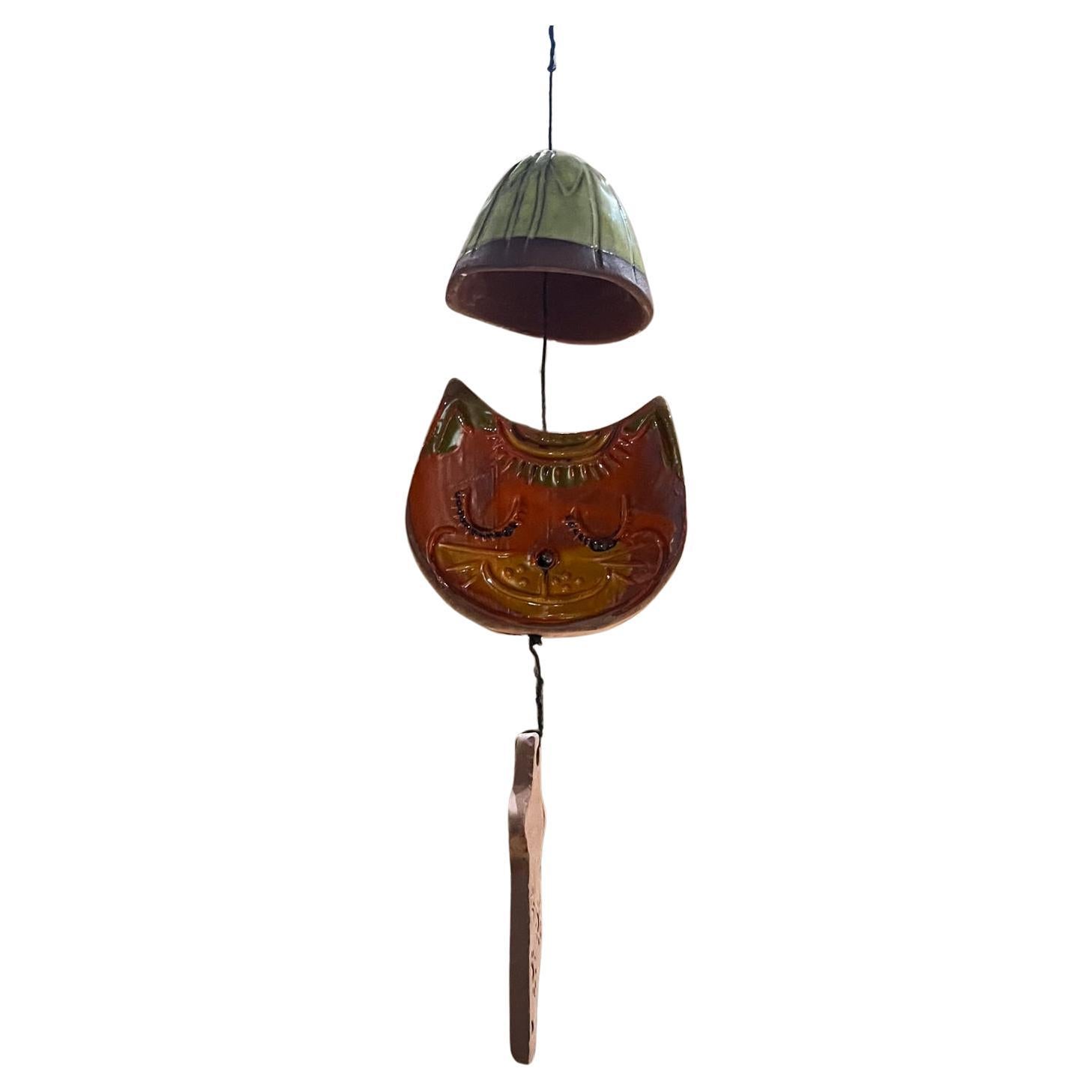 Poterie d'art peinte à la main Cat Wind Chime des années 1970 en vente