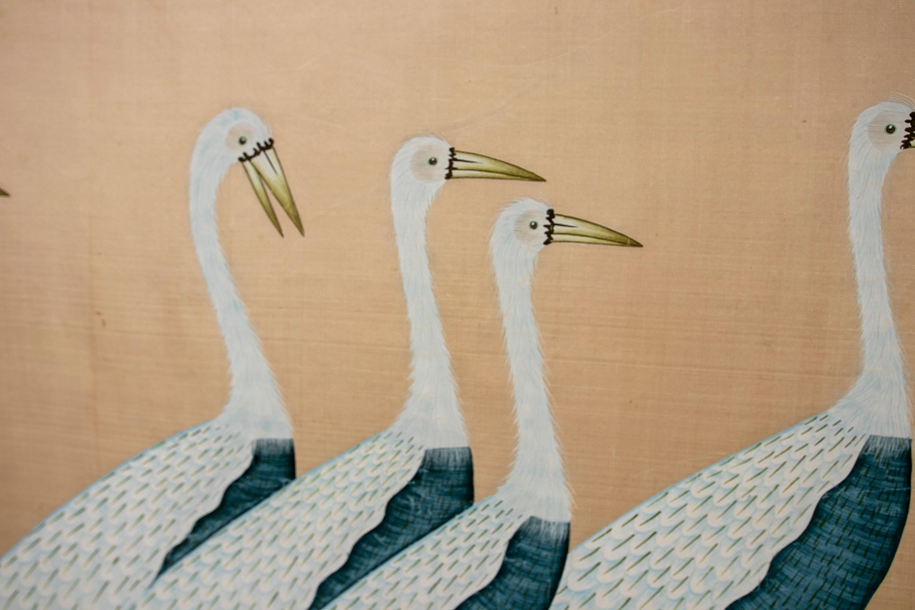 1970er Jahre Handgemalte Vogelmalerei auf Seide mit vermessingtem Rahmen  (Messing) im Angebot
