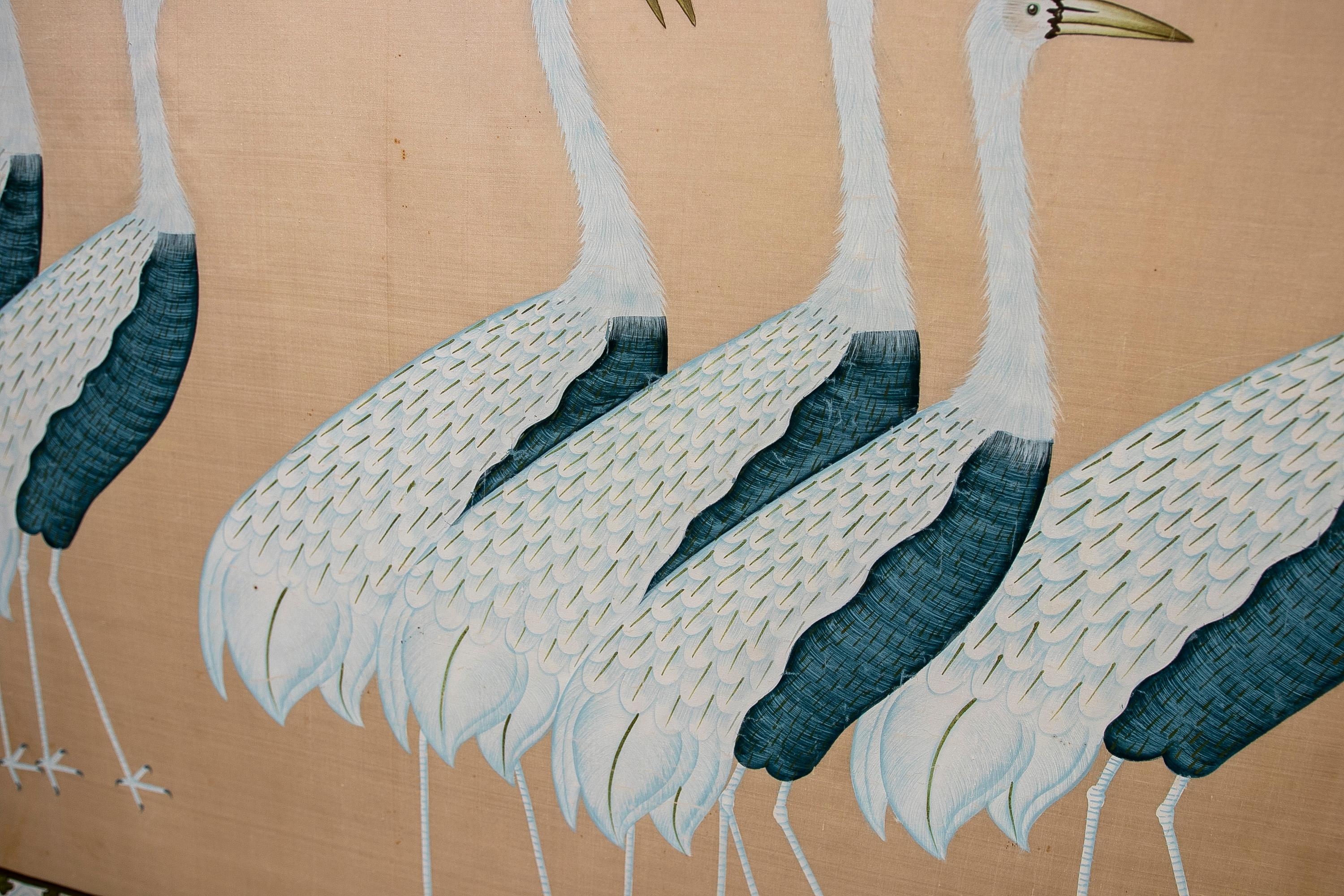 1970er Jahre Handgemalte Vogelmalerei auf Seide mit vermessingtem Rahmen  im Angebot 1