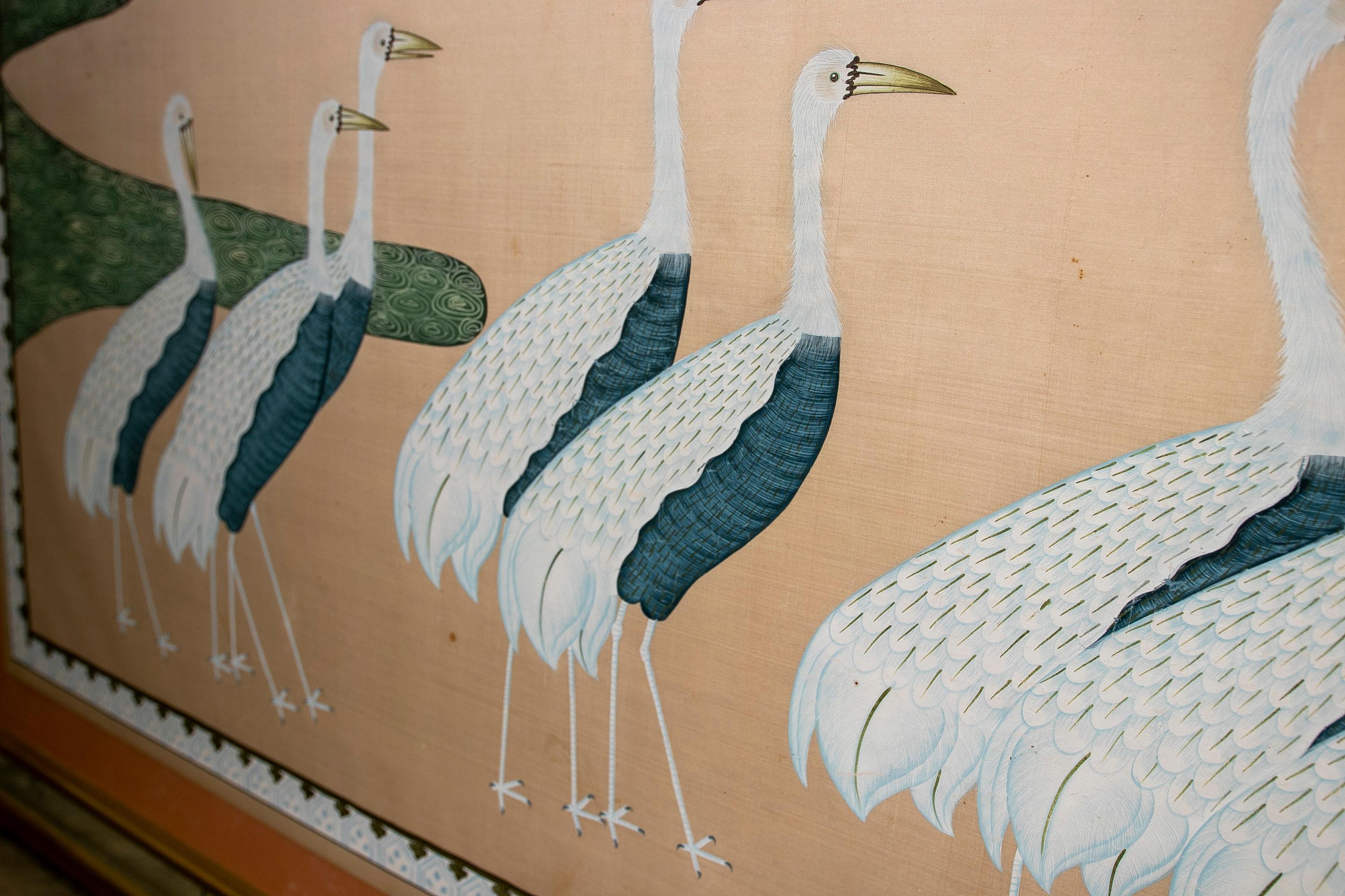 1970er Jahre Handgemalte Vogelmalerei auf Seide mit vermessingtem Rahmen  im Angebot 2