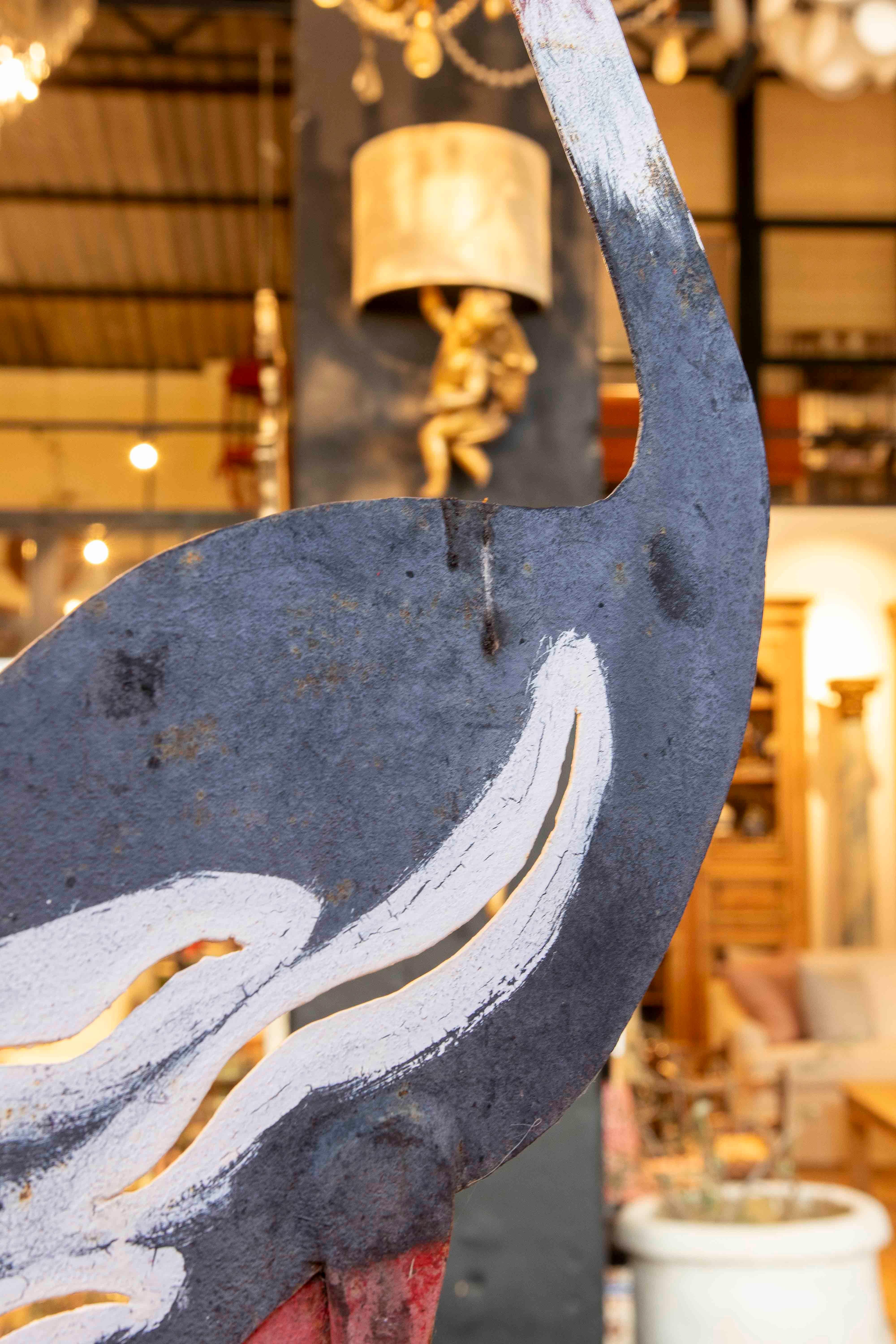 Sculpture décorative en fer peinte à la main d'un flamingo des années 1970 en vente 3