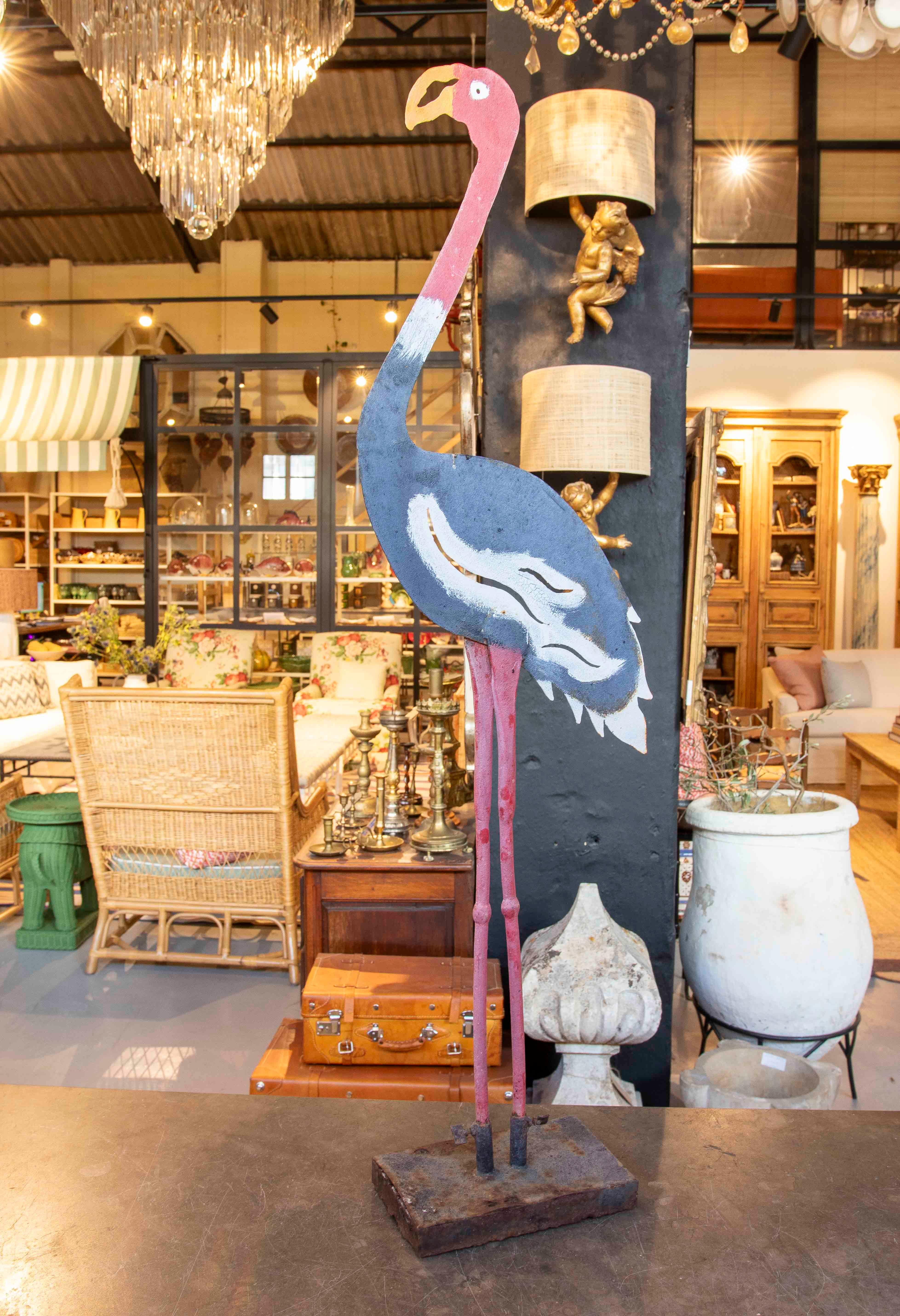 Français Sculpture décorative en fer peinte à la main d'un flamingo des années 1970 en vente