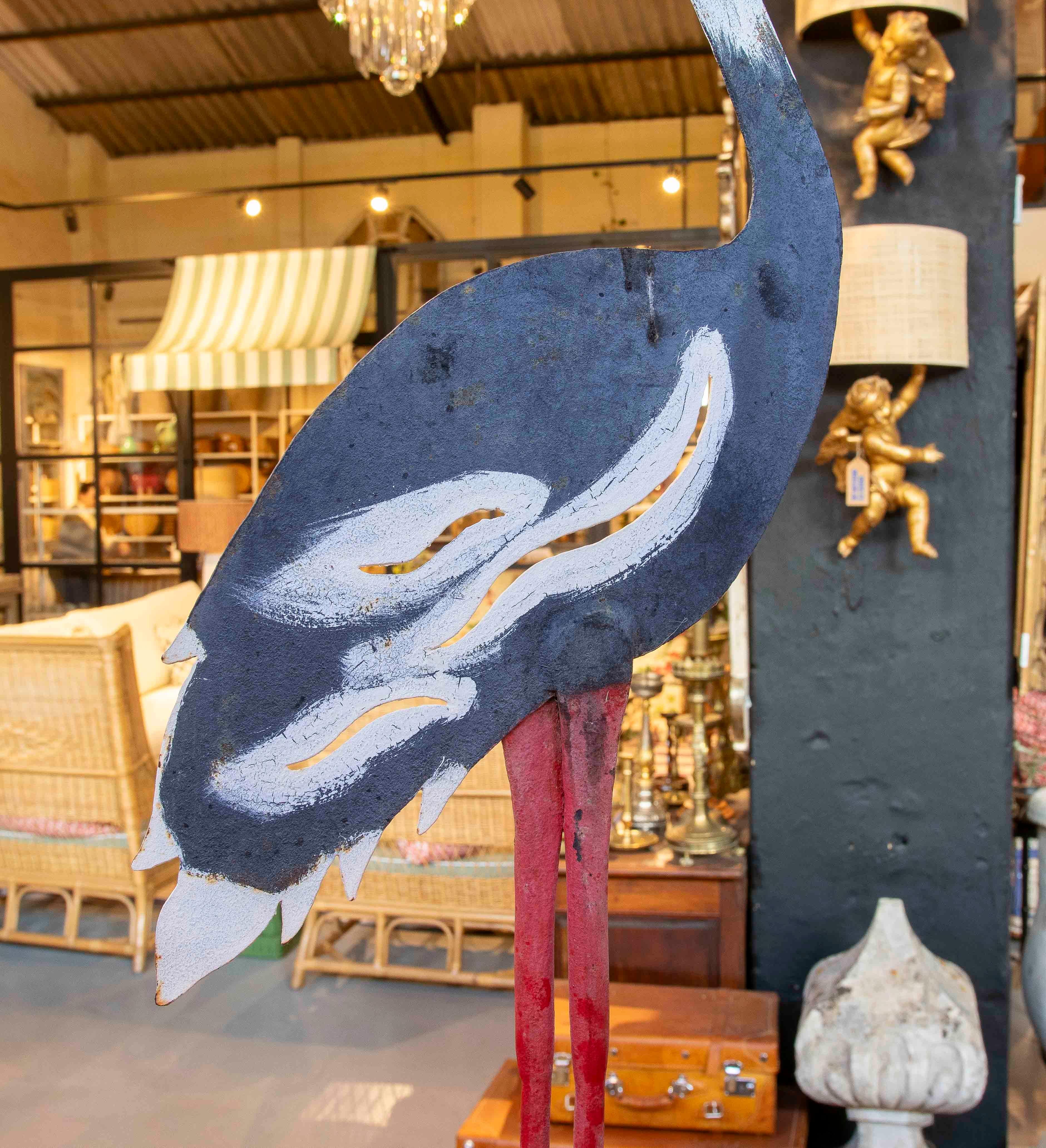 Peint à la main Sculpture décorative en fer peinte à la main d'un flamingo des années 1970 en vente