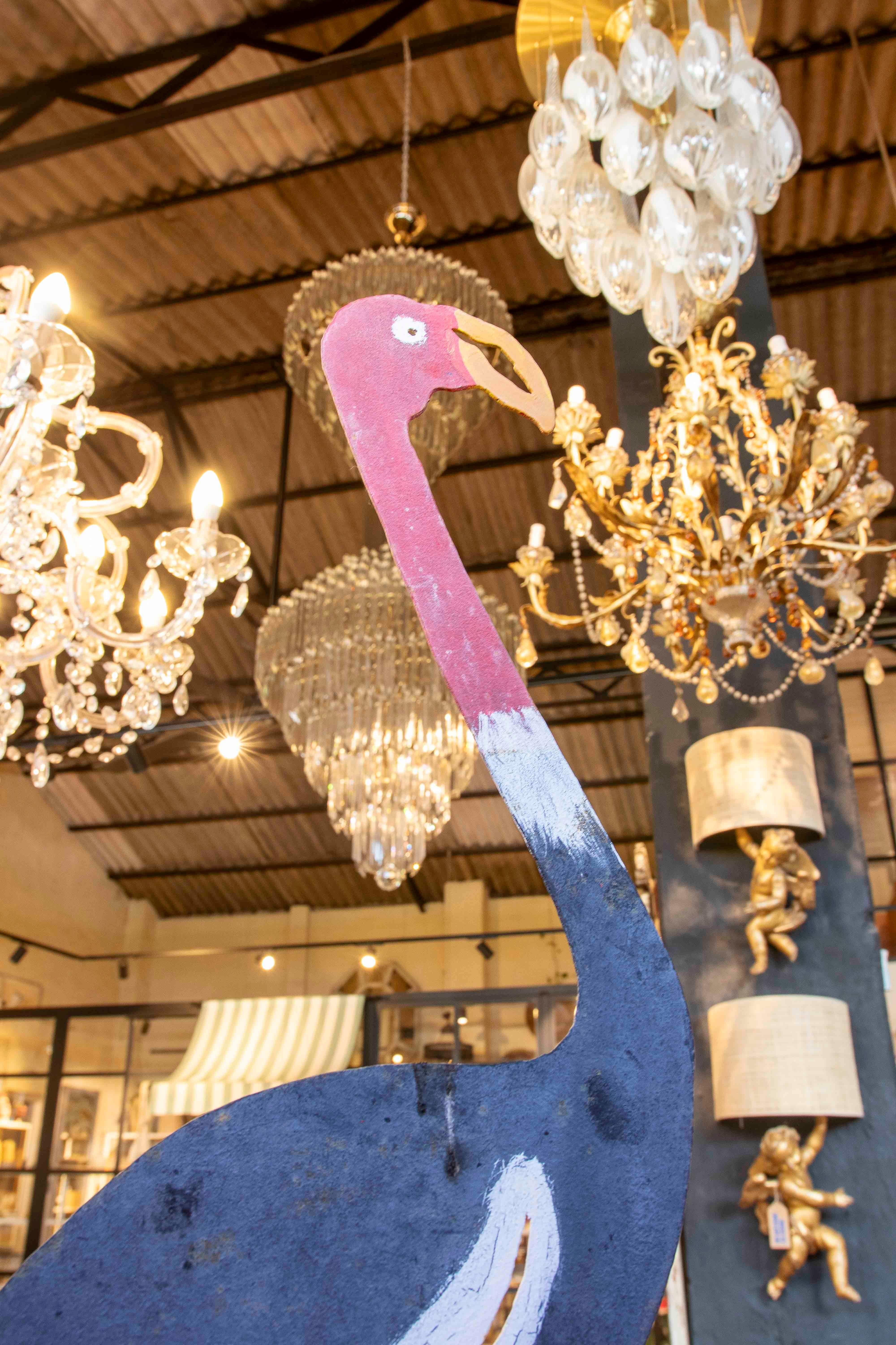 20ième siècle Sculpture décorative en fer peinte à la main d'un flamingo des années 1970 en vente