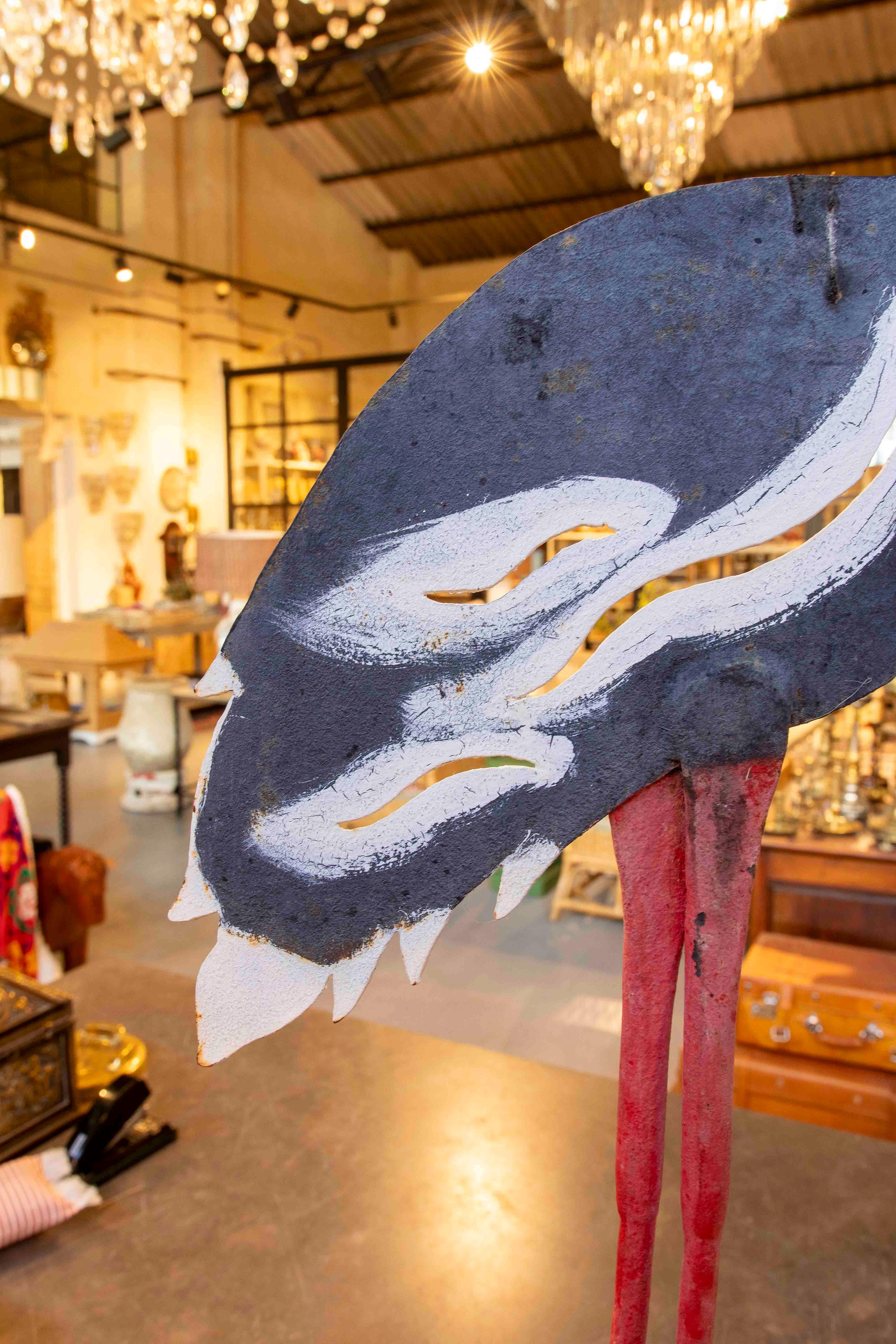 Fer Sculpture décorative en fer peinte à la main d'un flamingo des années 1970 en vente