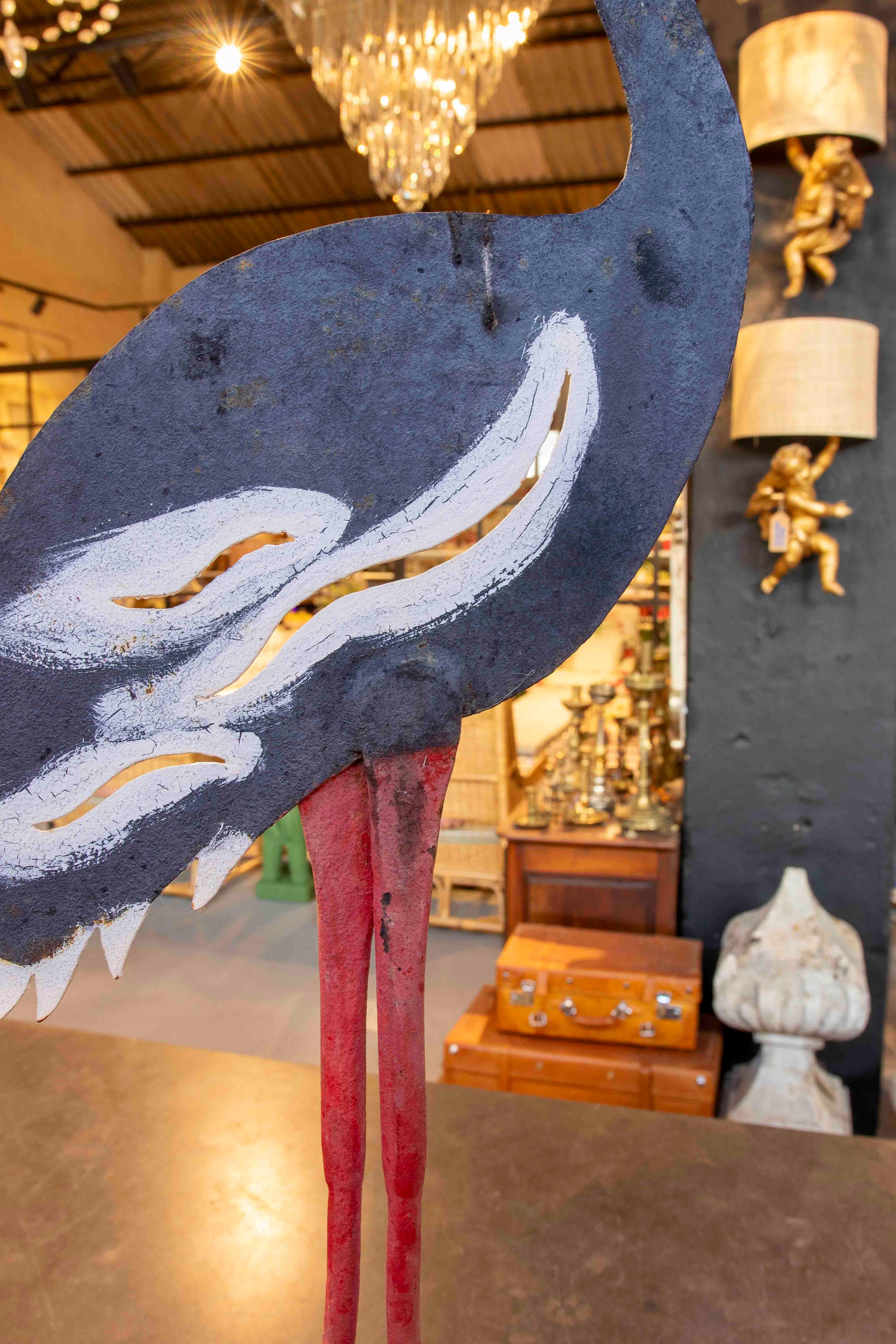 Sculpture décorative en fer peinte à la main d'un flamingo des années 1970 en vente 1